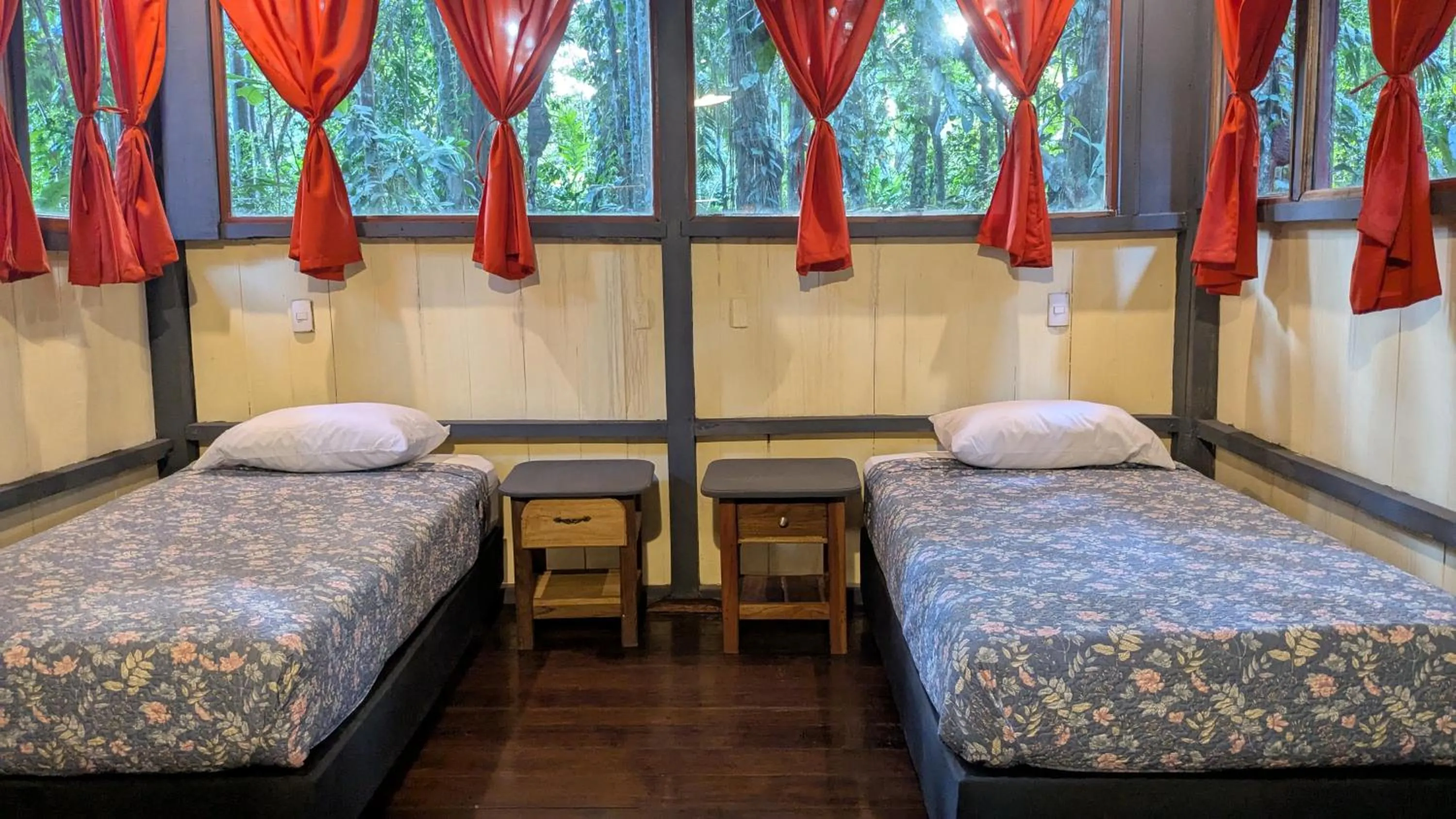 Bedroom, Bed in Tree House Beachfront Lodge