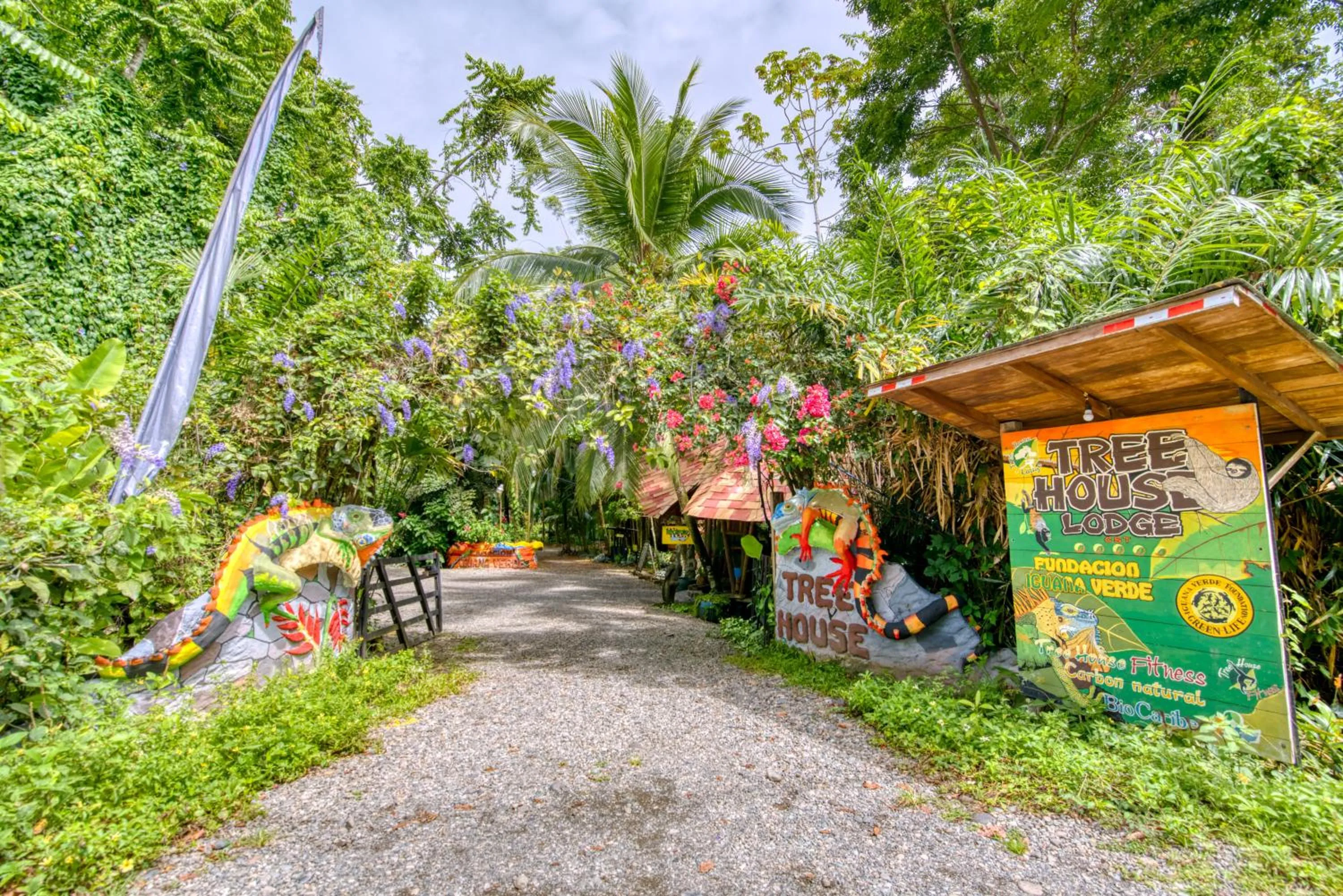 Facade/entrance in Tree House Beachfront Lodge