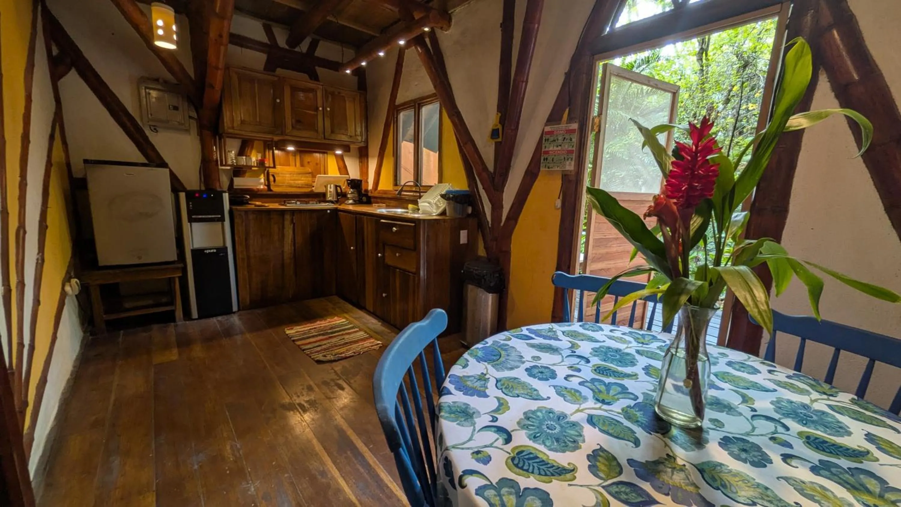 kitchen in Tree House Beachfront Lodge