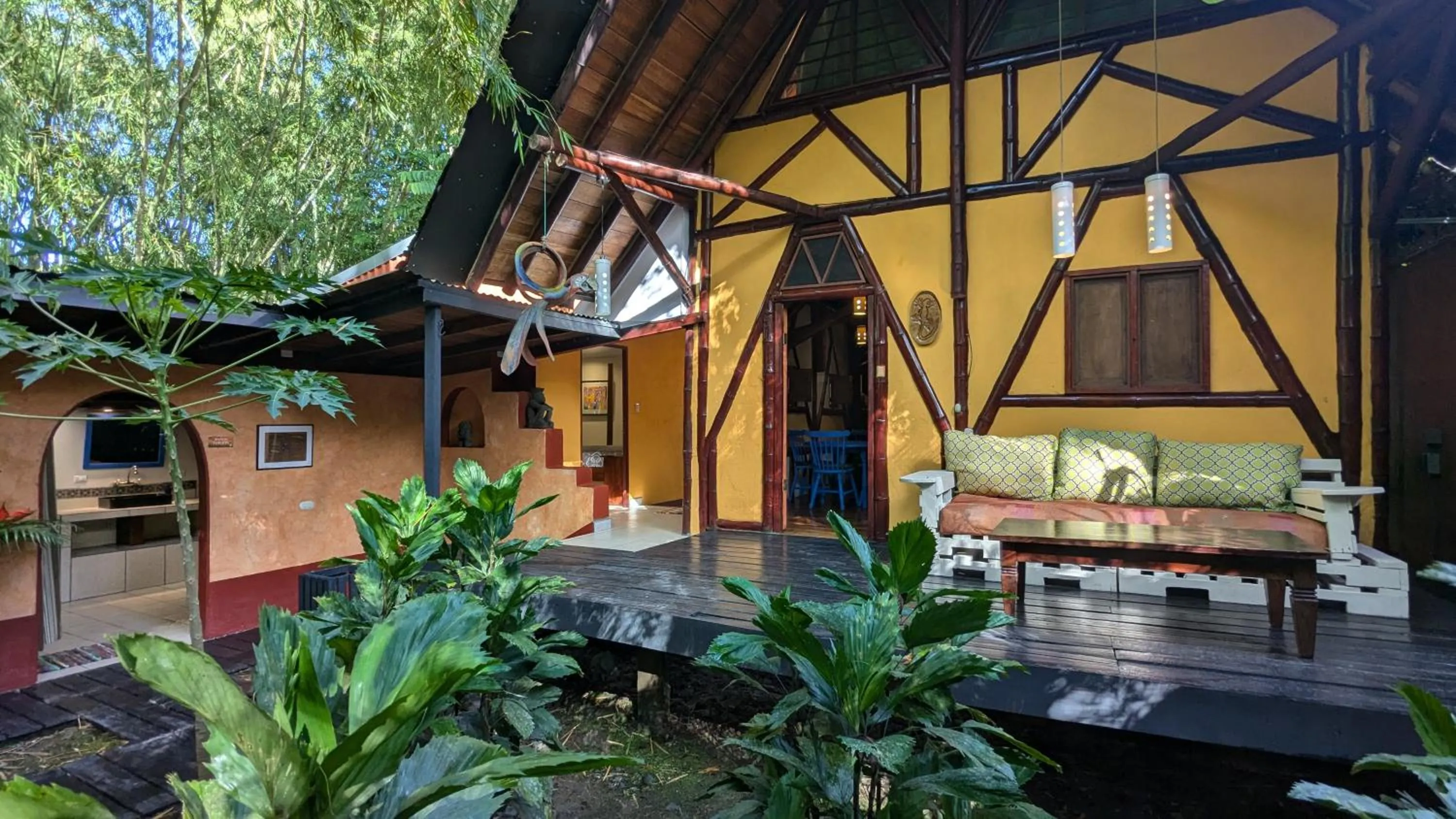 Facade/entrance in Tree House Beachfront Lodge