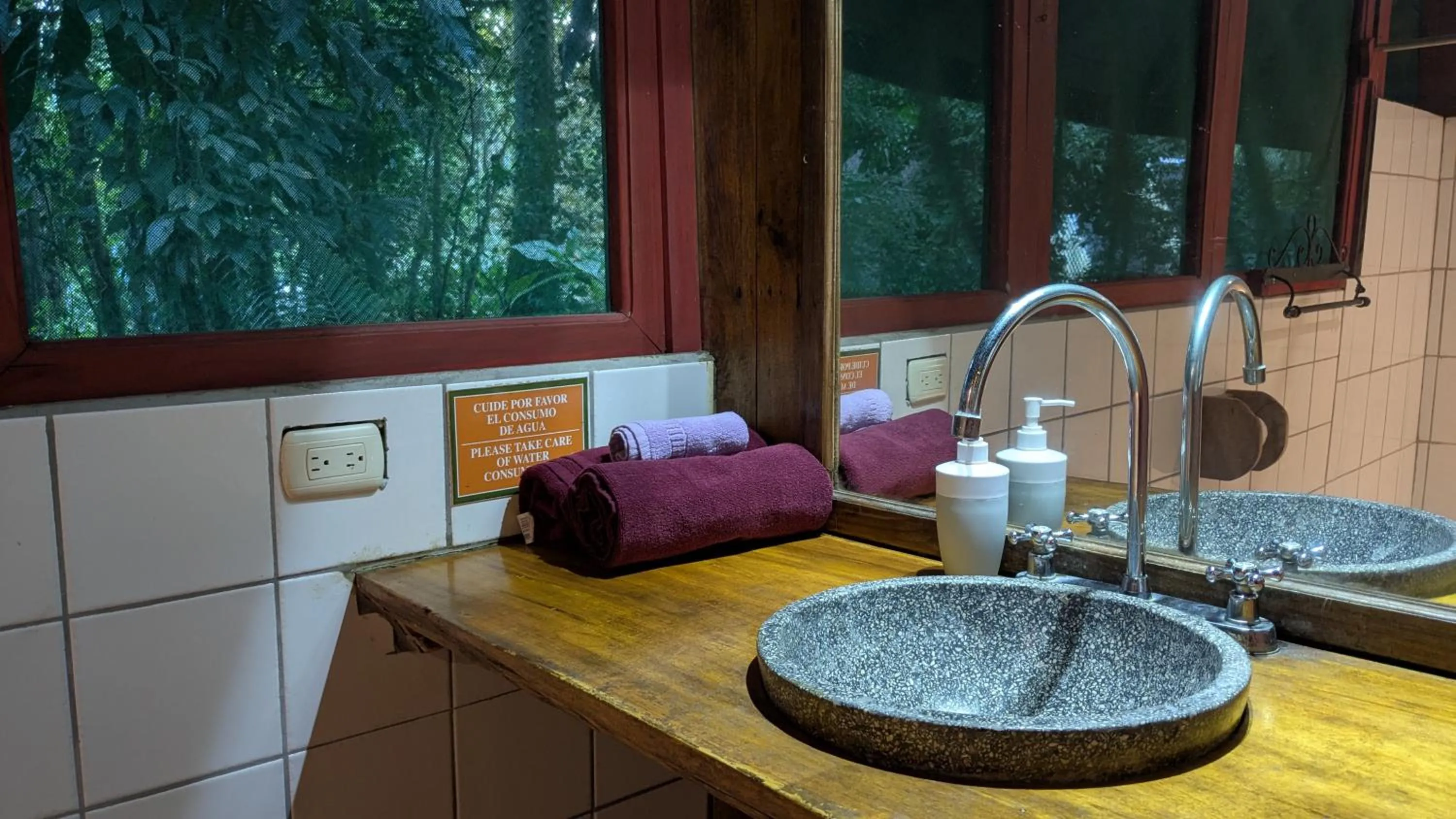 Bathroom in Tree House Beachfront Lodge
