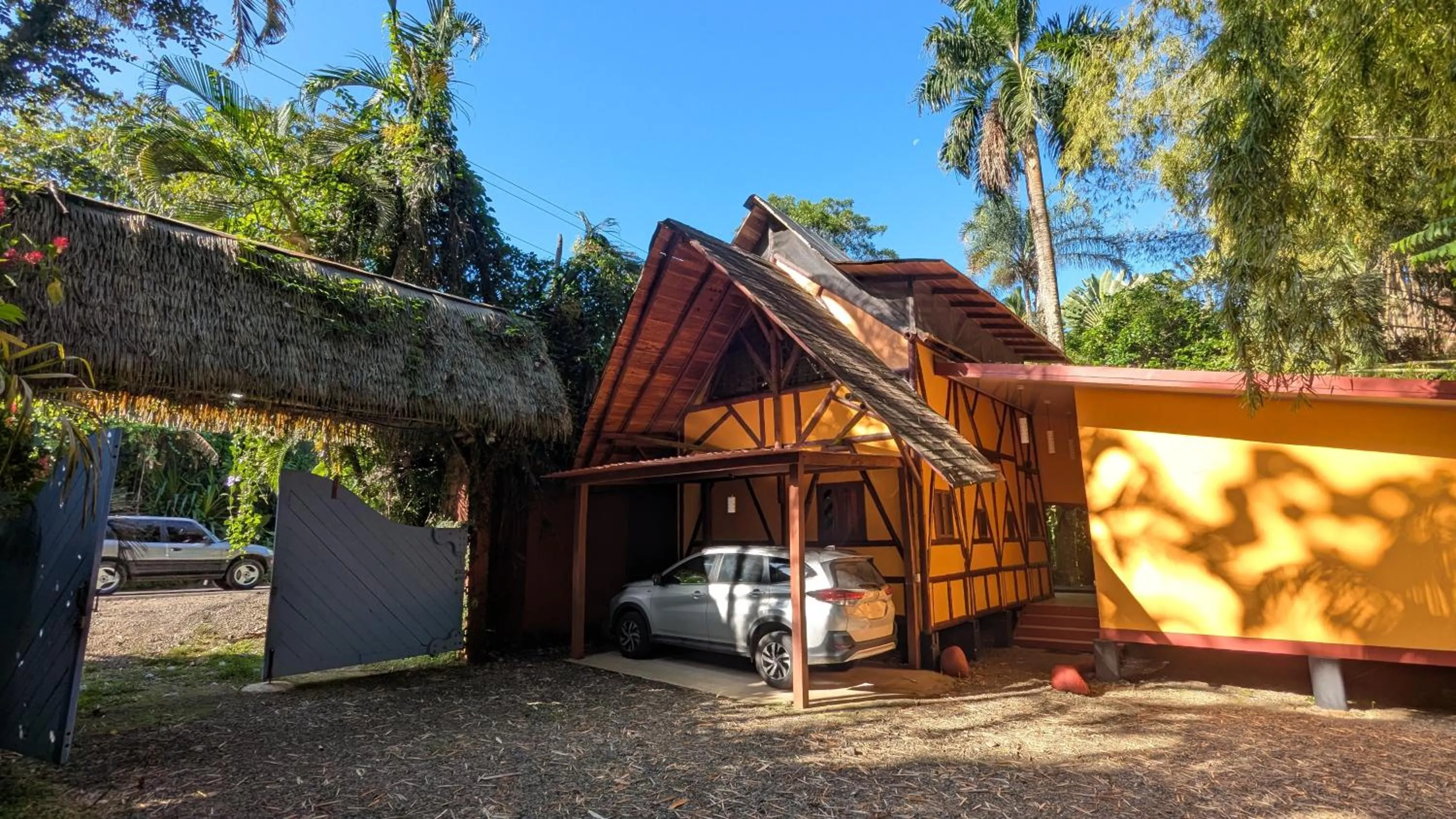 Parking in Tree House Beachfront Lodge