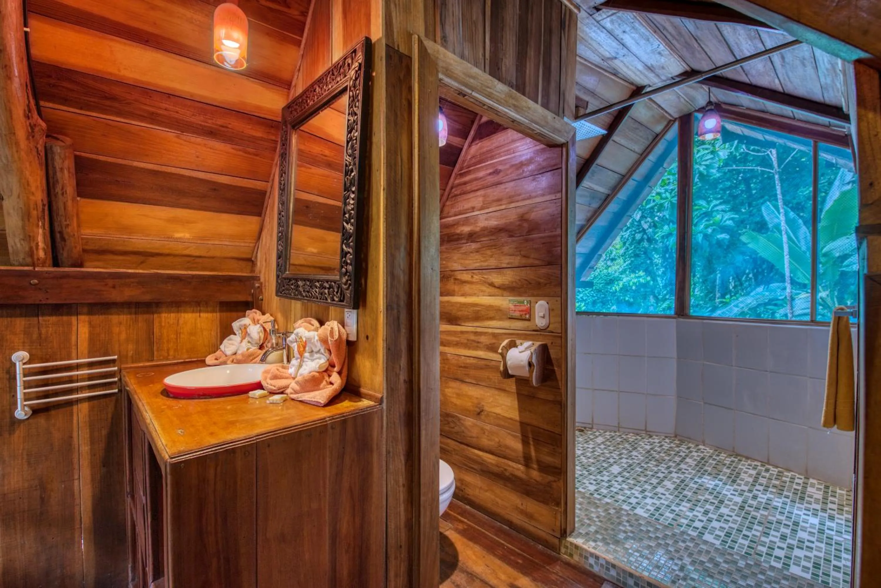 Bathroom in Tree House Beachfront Lodge