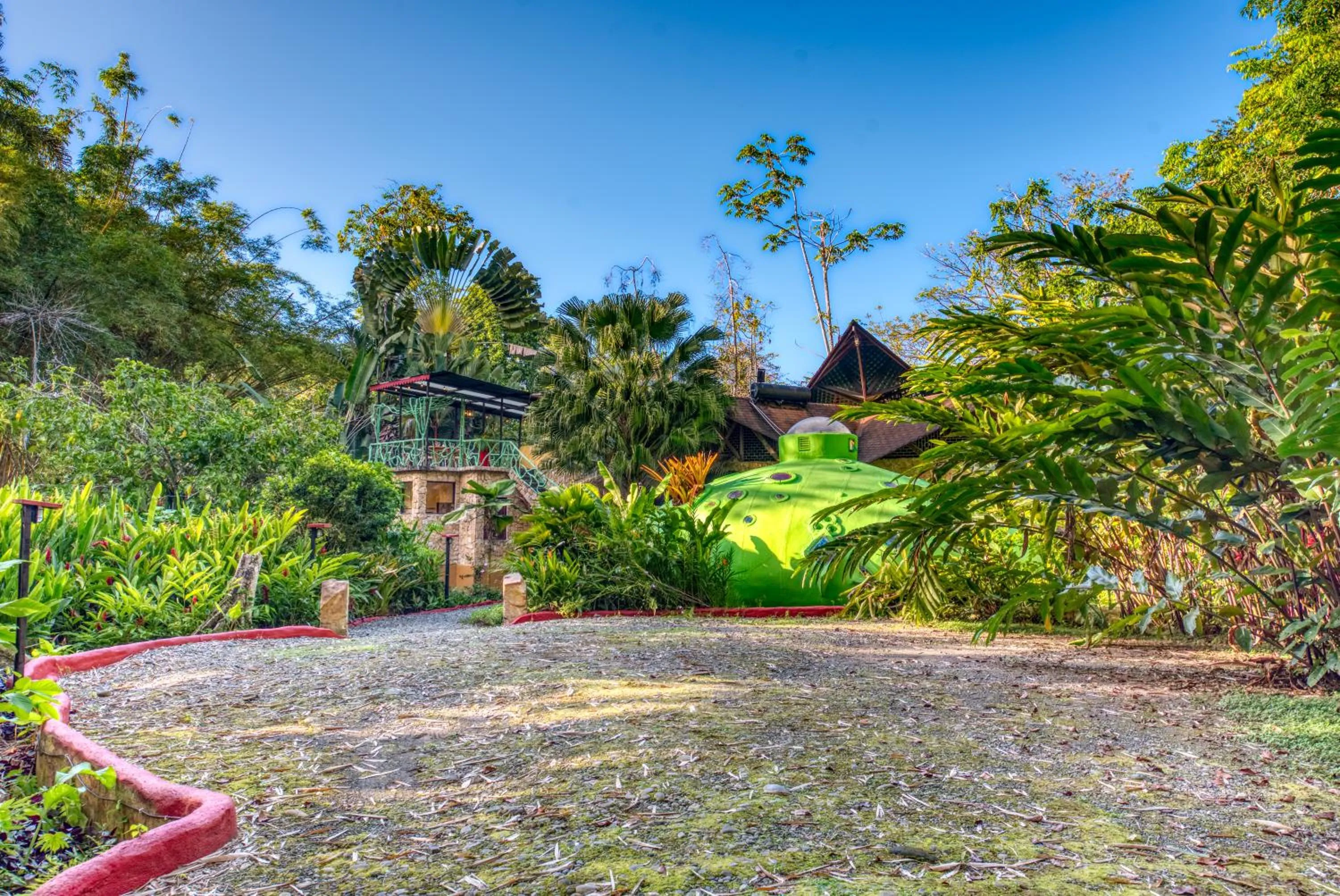 Parking in Tree House Beachfront Lodge