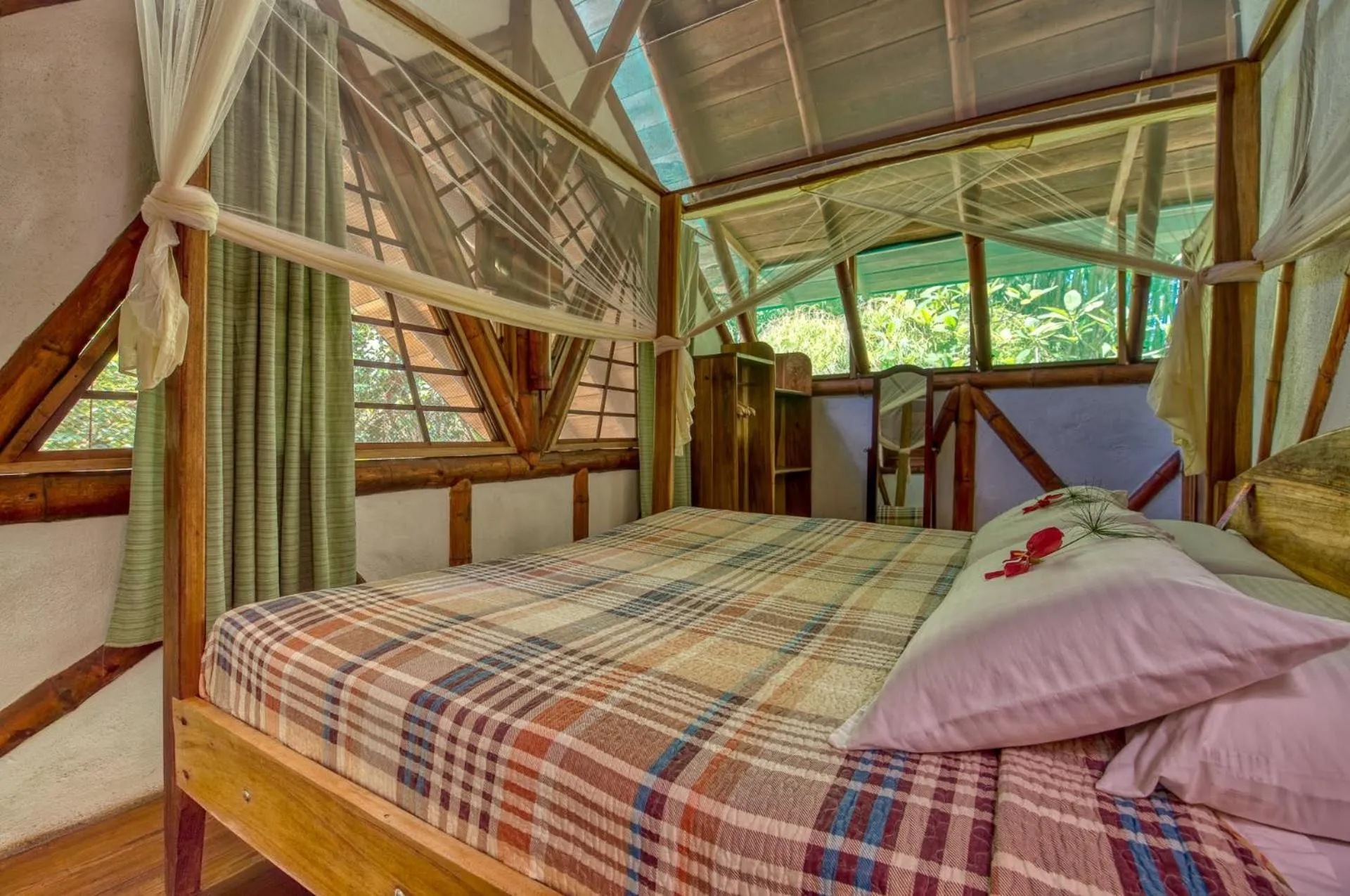 Bedroom, Bed in Tree House Beachfront Lodge