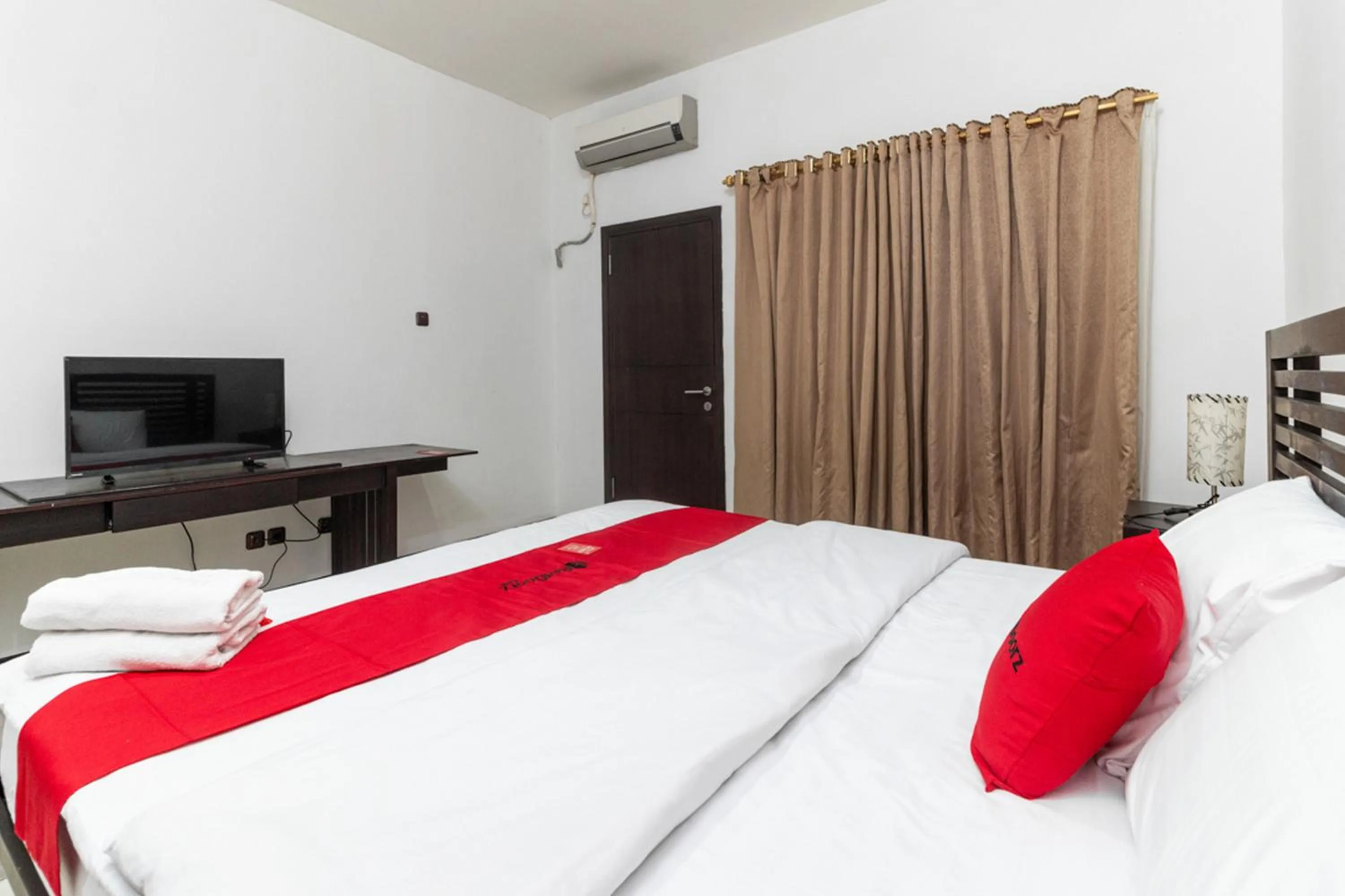 Bed in RedDoorz near Bahu Mall Manado