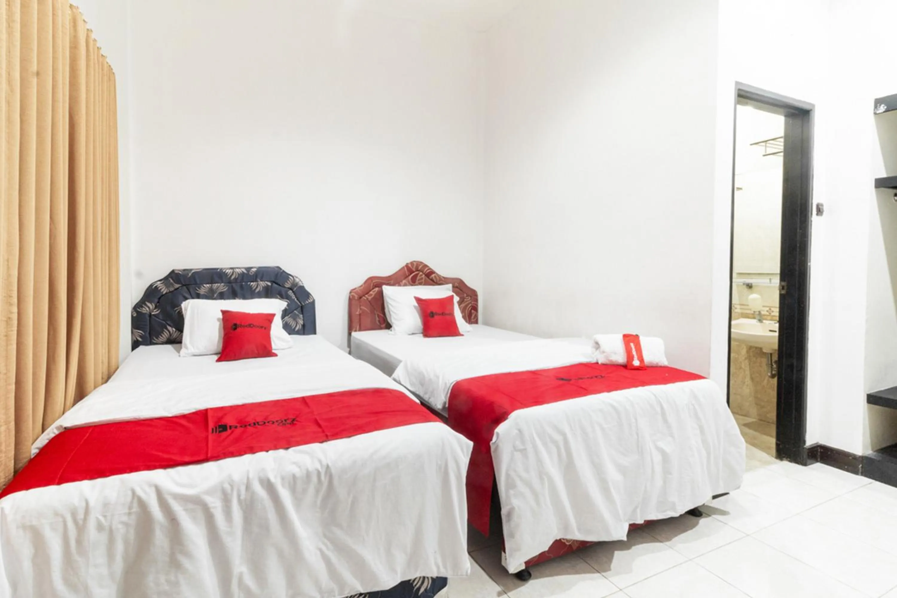 Bed in RedDoorz near Bahu Mall Manado