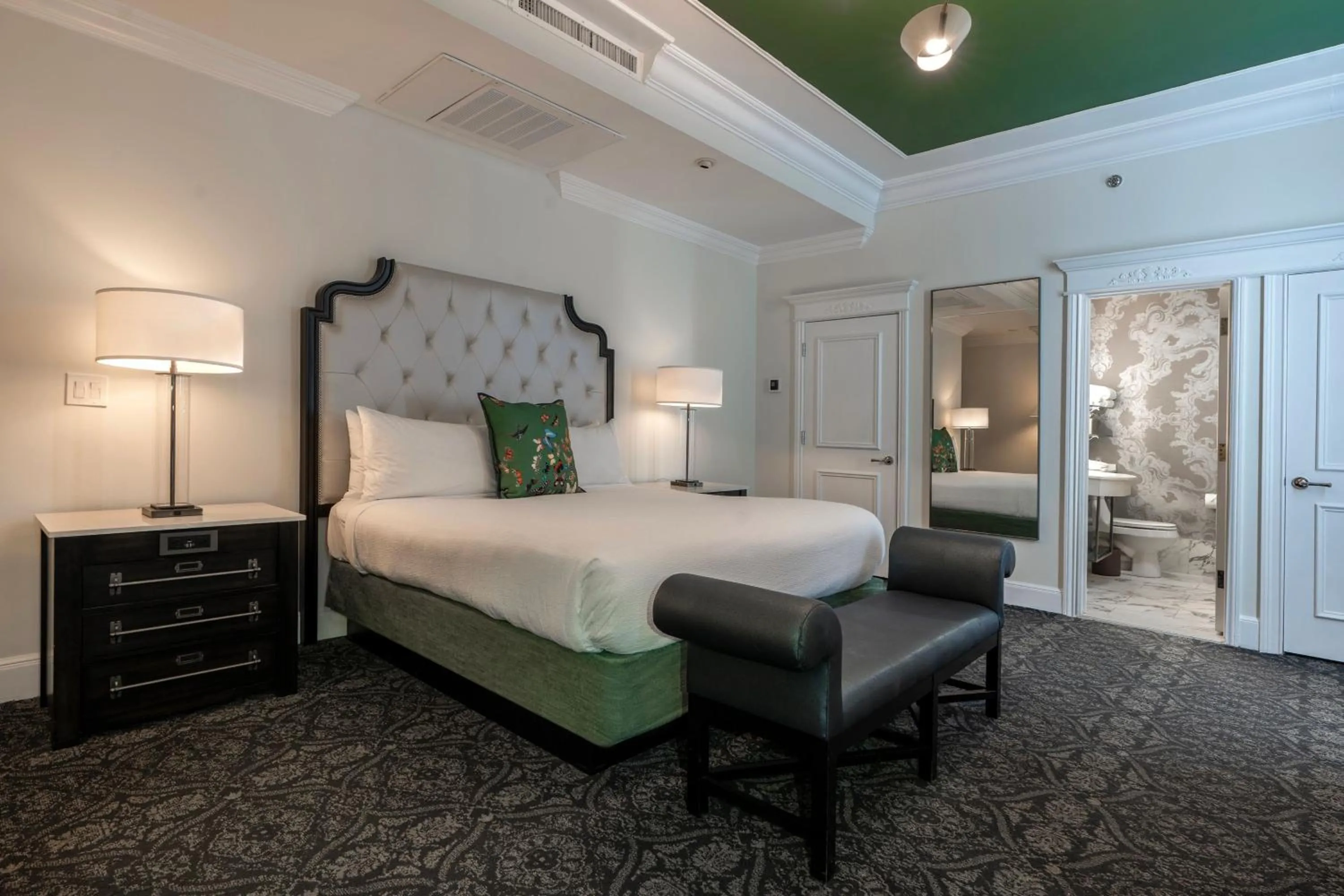 Photo of the whole room, Bed in Le Pavillon, New Orleans, a Tribute Portfolio Hotel