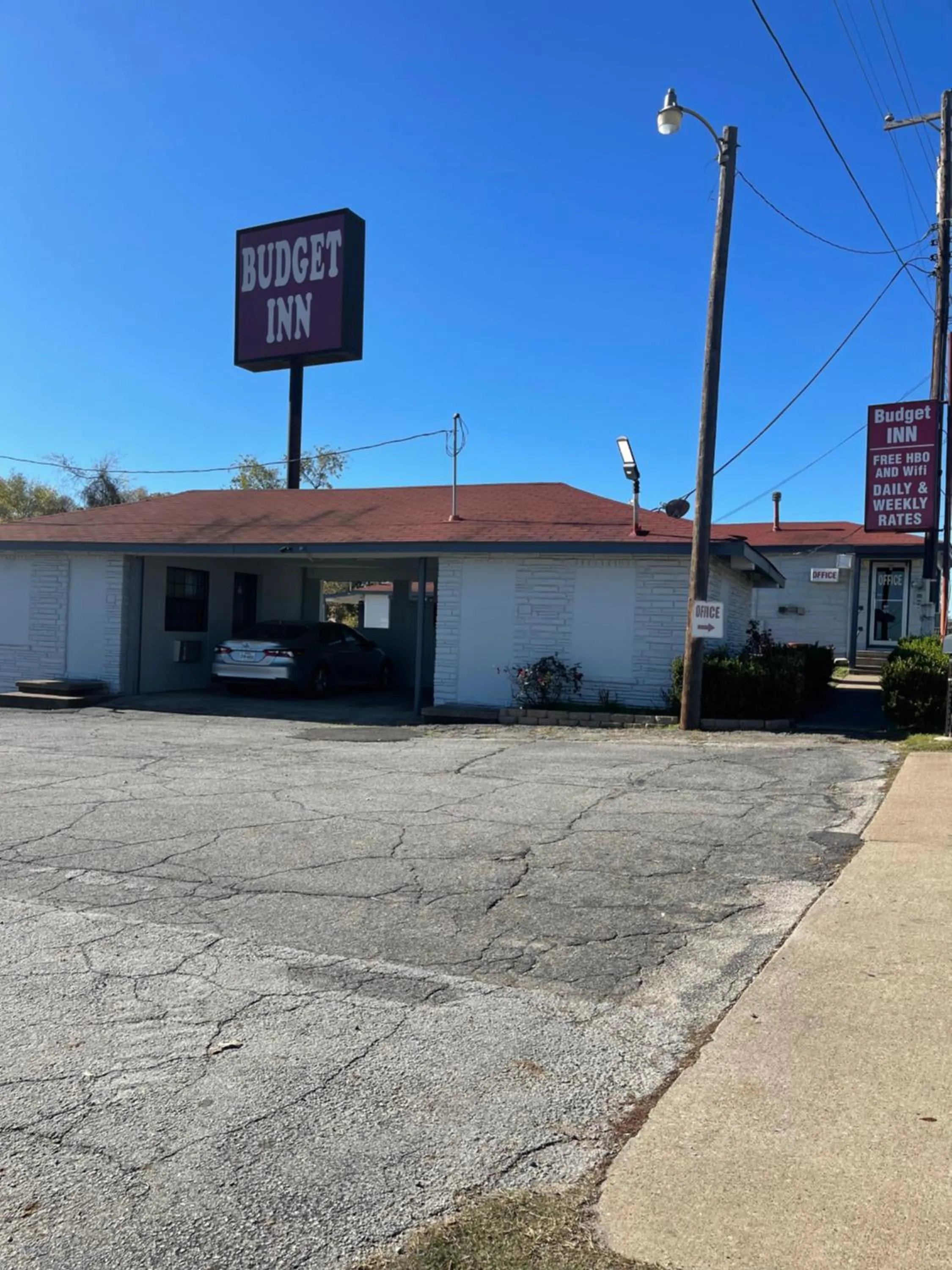 Property building in Budget Inn Buffalo