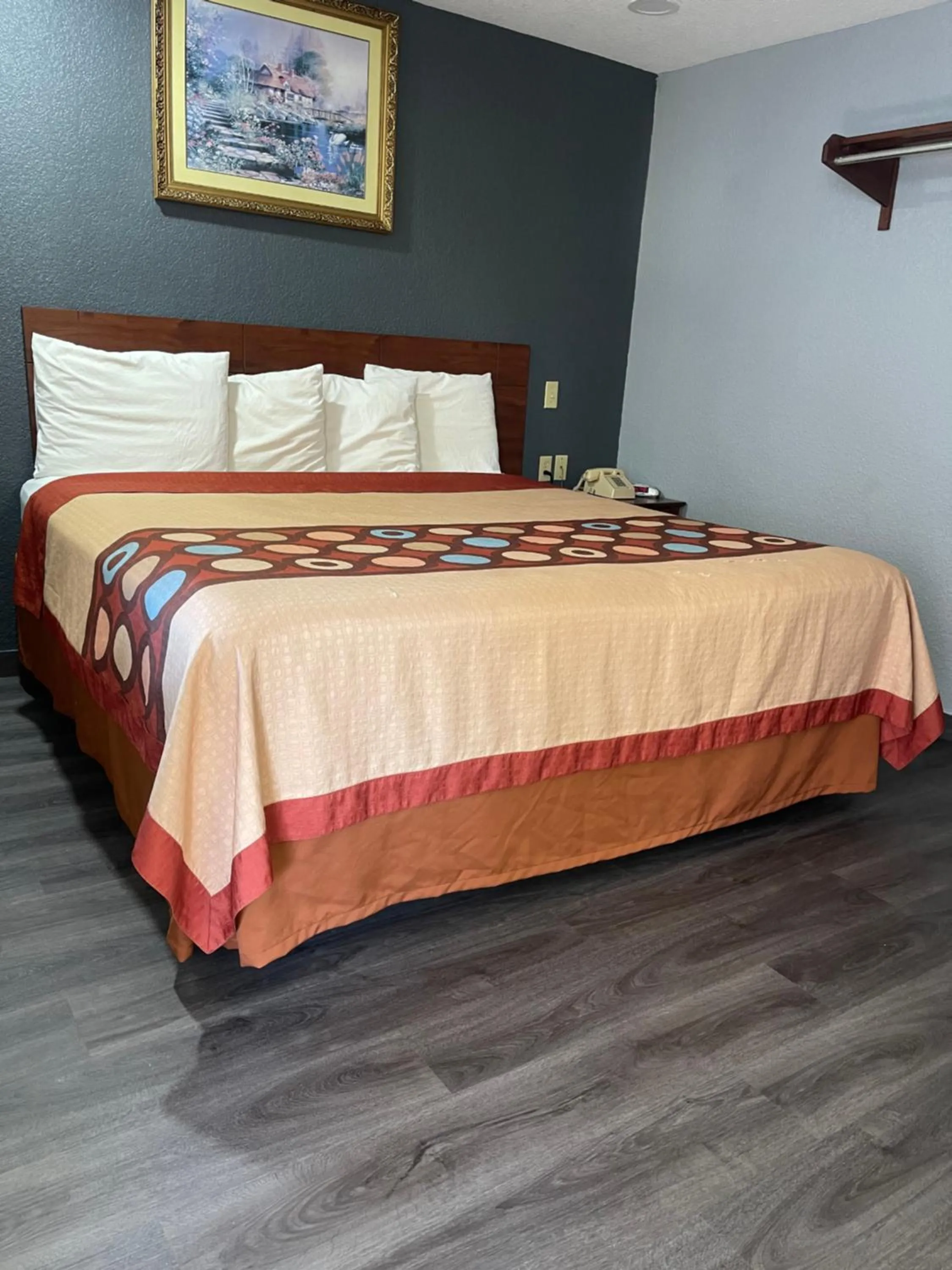 Bed in Budget Inn Buffalo