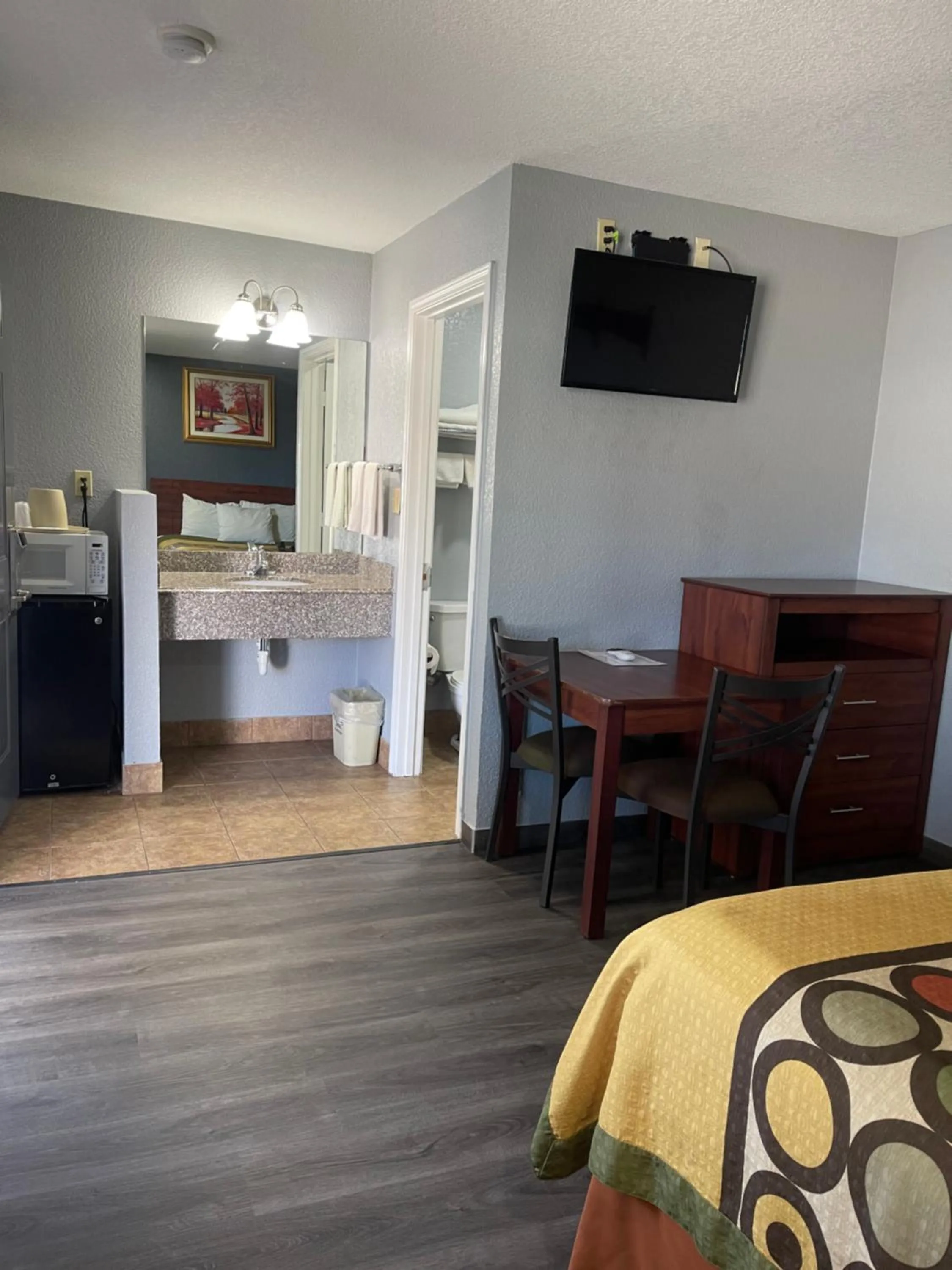 Bedroom, Bed in Budget Inn Buffalo