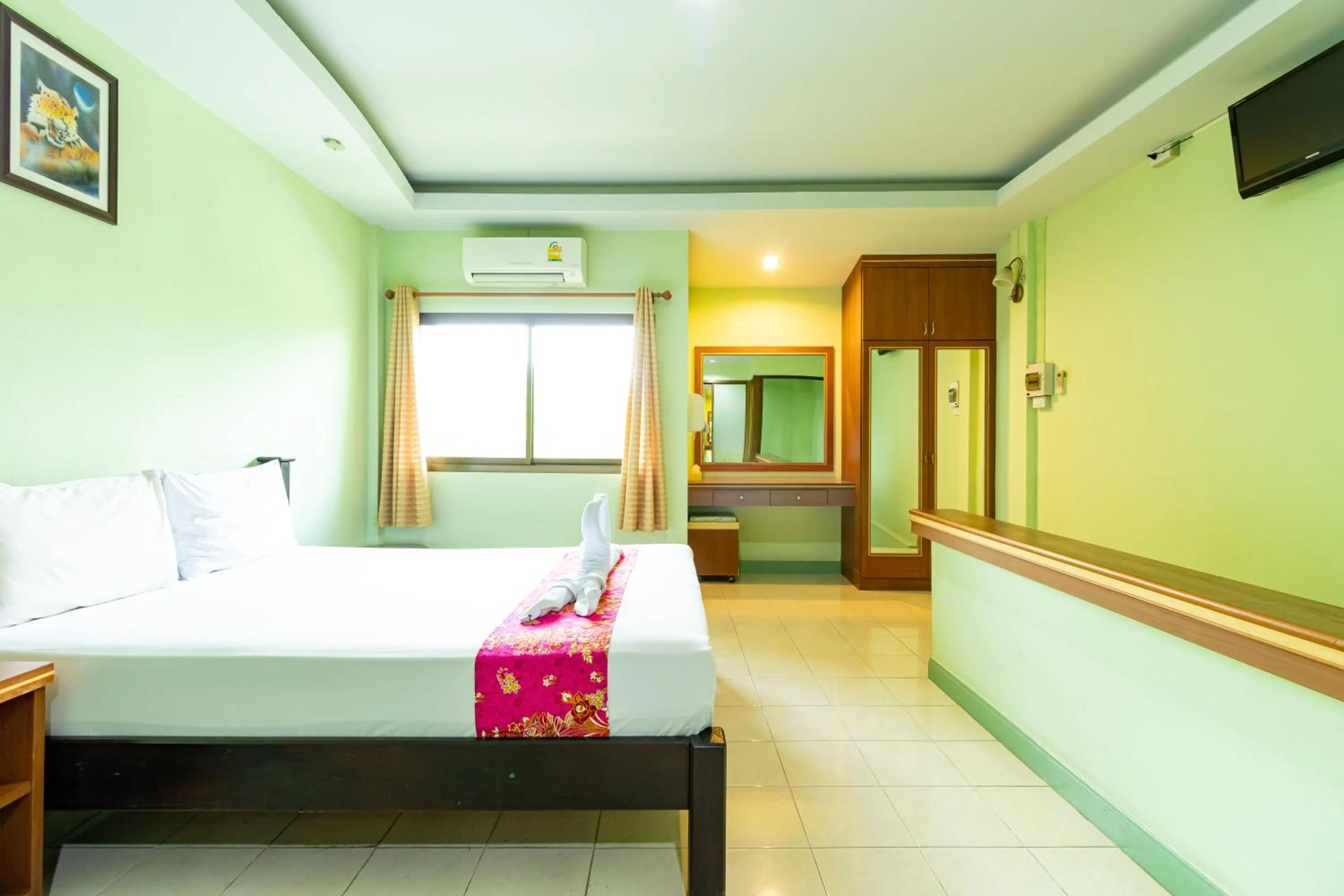 Photo of the whole room, Bed in Khum Suk Resort