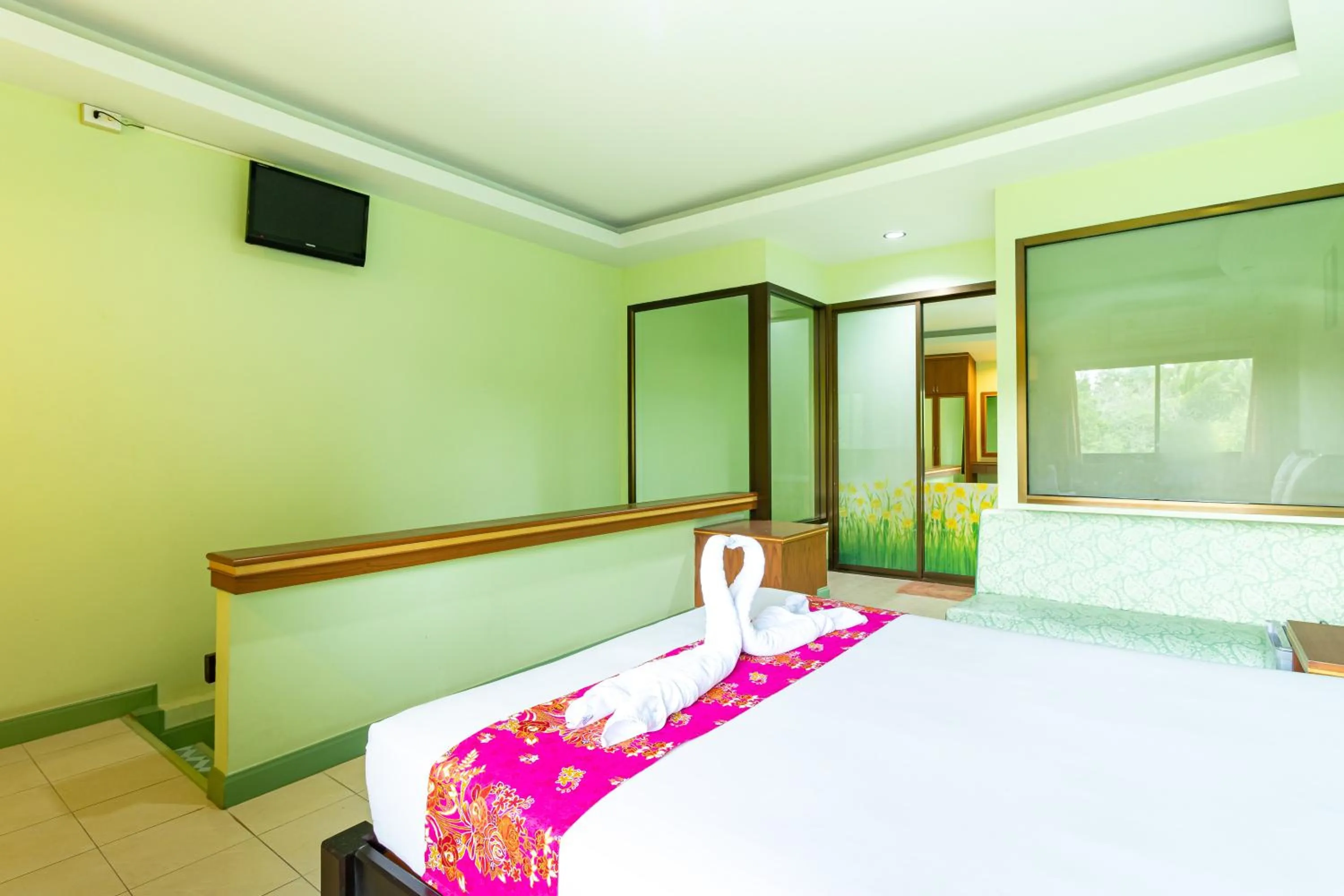 Photo of the whole room, Bed in Khum Suk Resort
