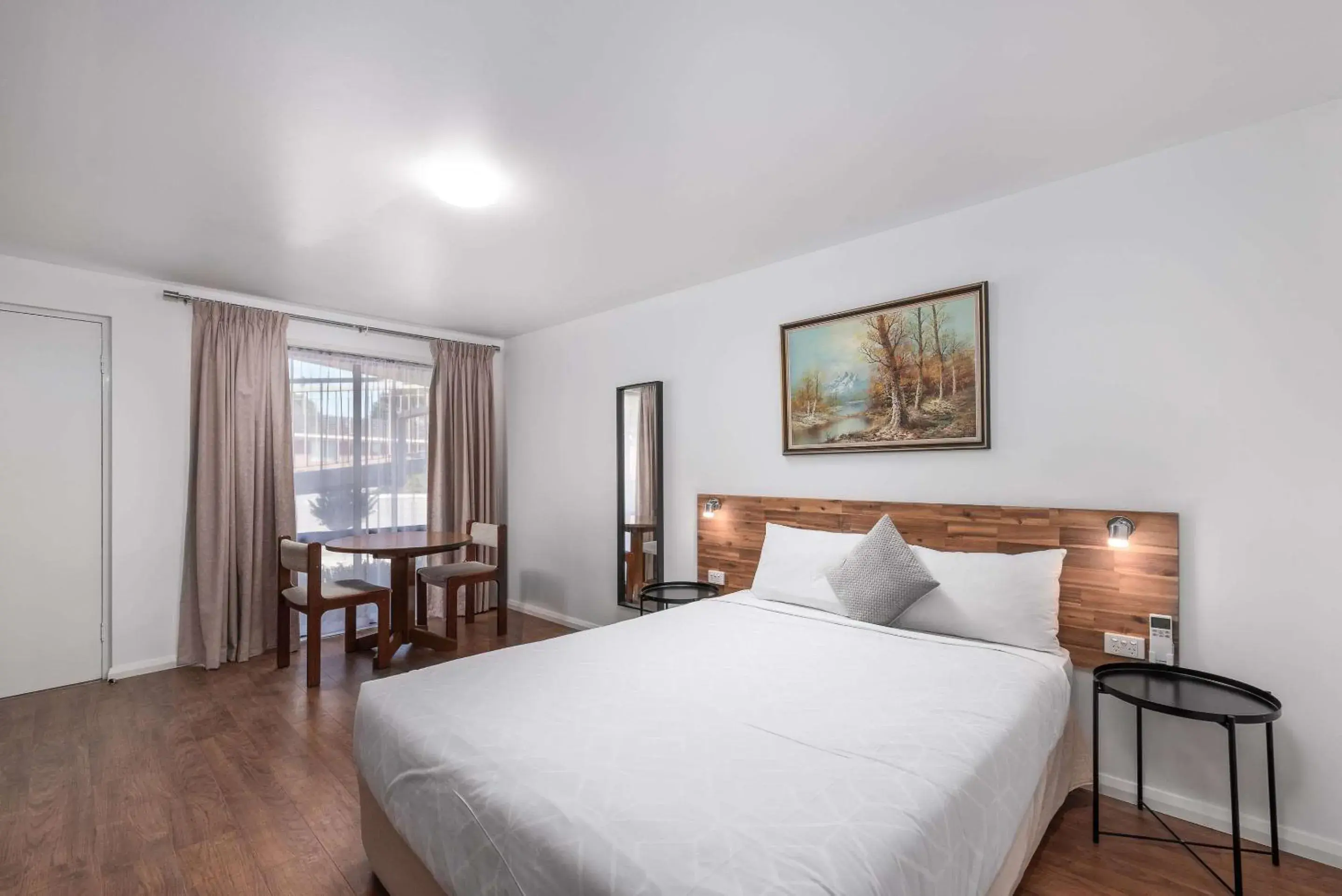 Deluxe Queen Room in Econo Lodge Lilydale Deluxe Queen Room in Econo Lodge Lilydale