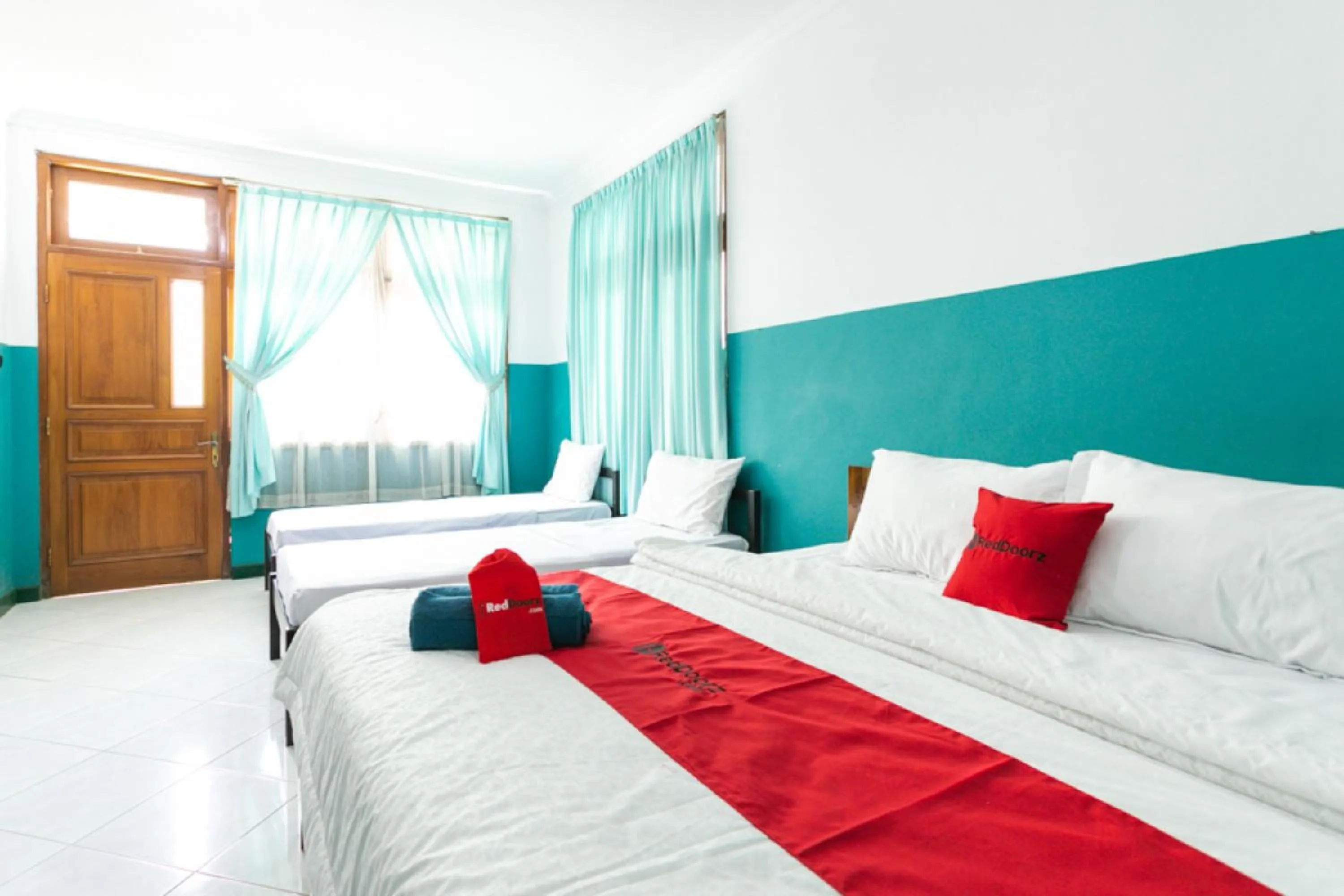 Bedroom, Bed in RedDoorz Syariah near Alun Alun Magelang Bayeman