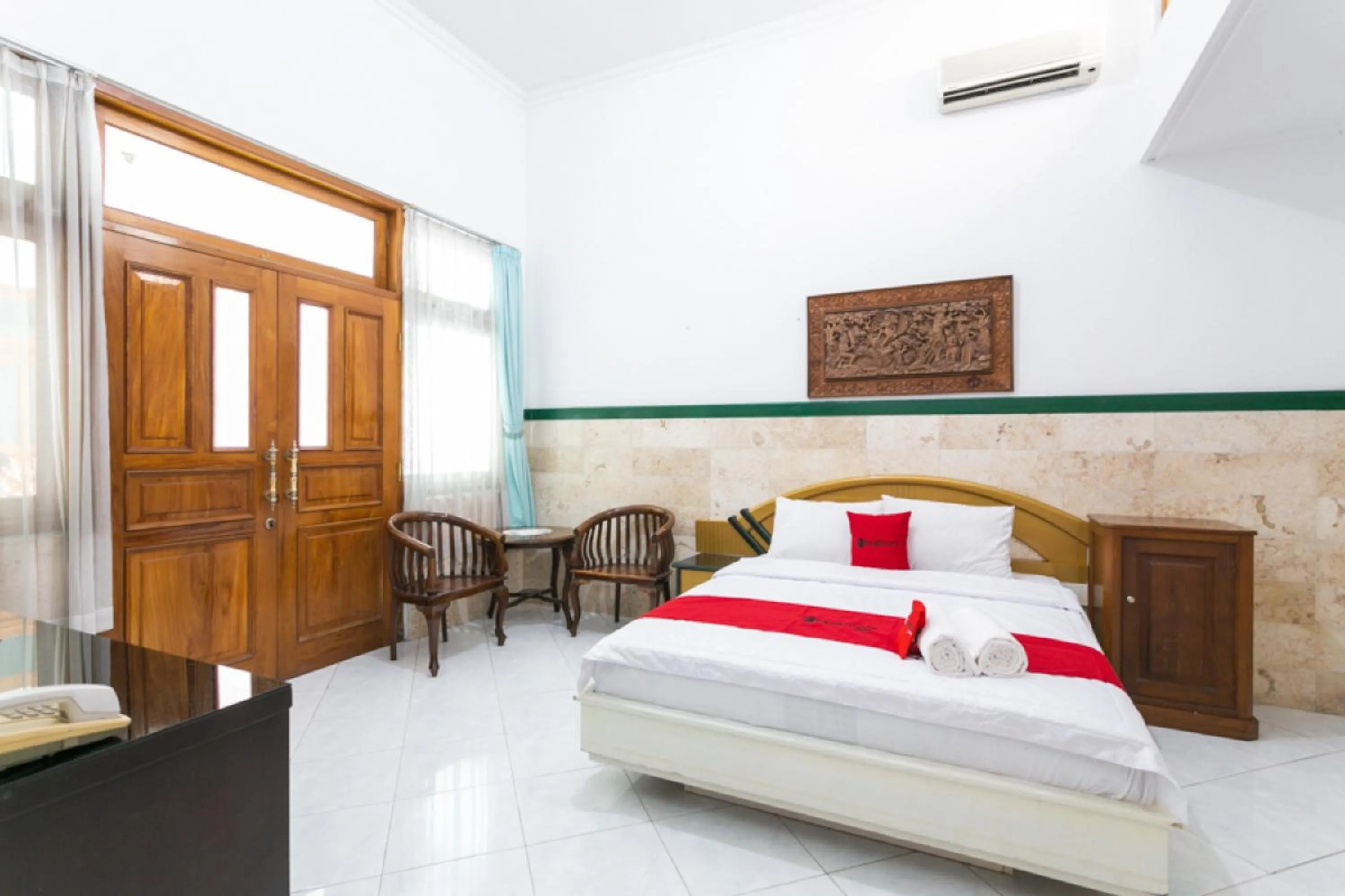 Bedroom, Bed in RedDoorz Syariah near Alun Alun Magelang Bayeman