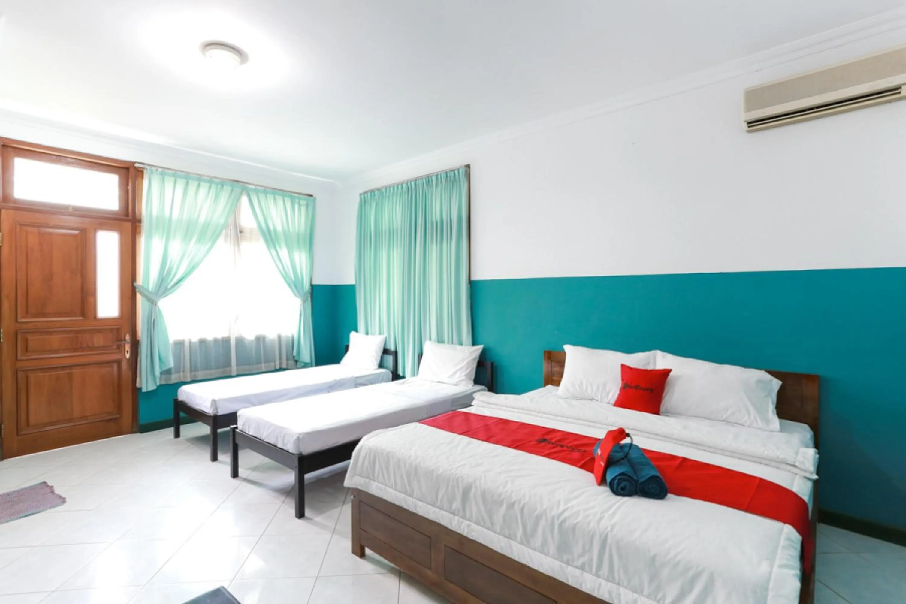 Bedroom, Bed in RedDoorz Syariah near Alun Alun Magelang Bayeman