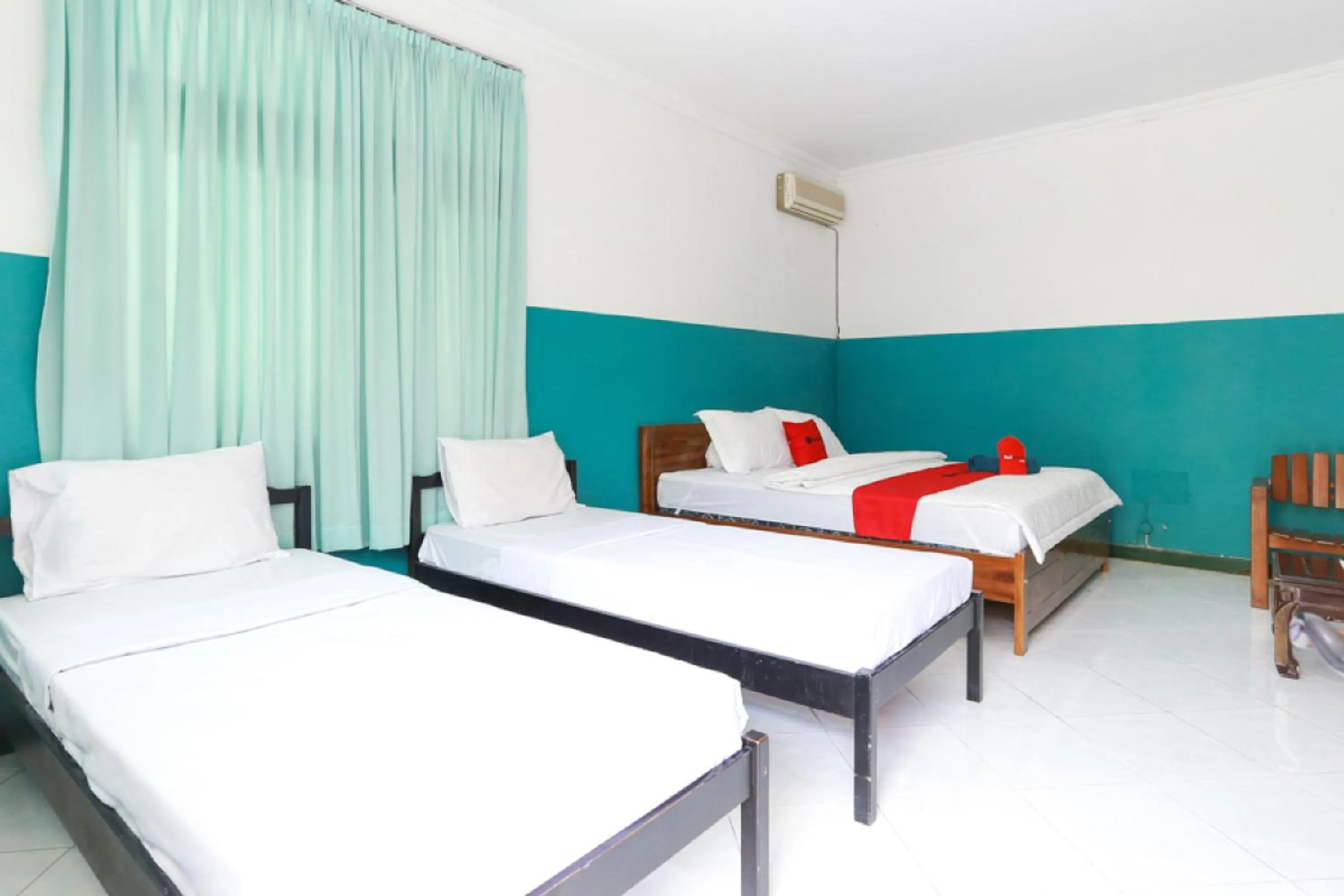 Bedroom, Bed in RedDoorz Syariah near Alun Alun Magelang Bayeman
