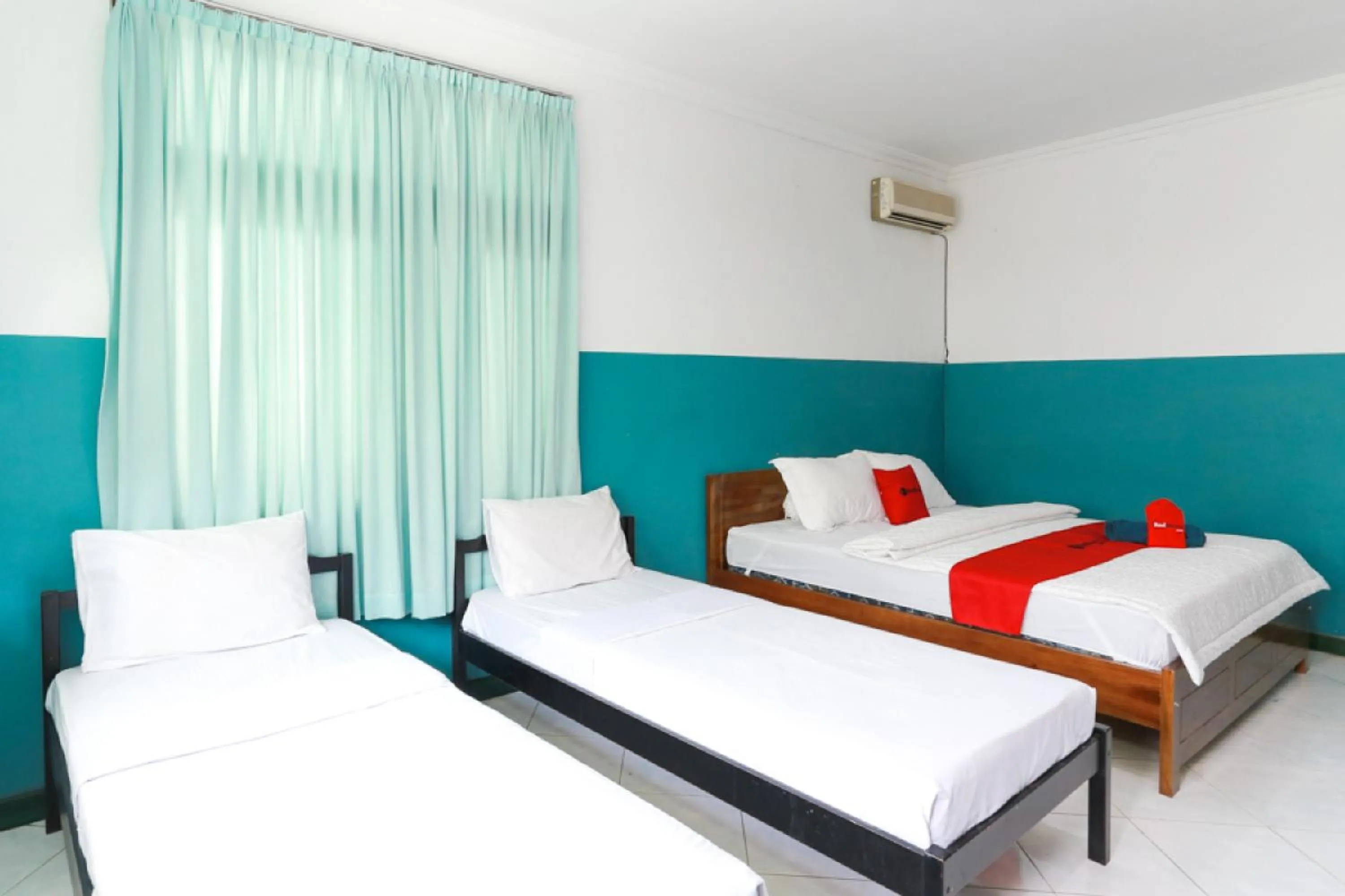 Bedroom, Bed in RedDoorz Syariah near Alun Alun Magelang Bayeman