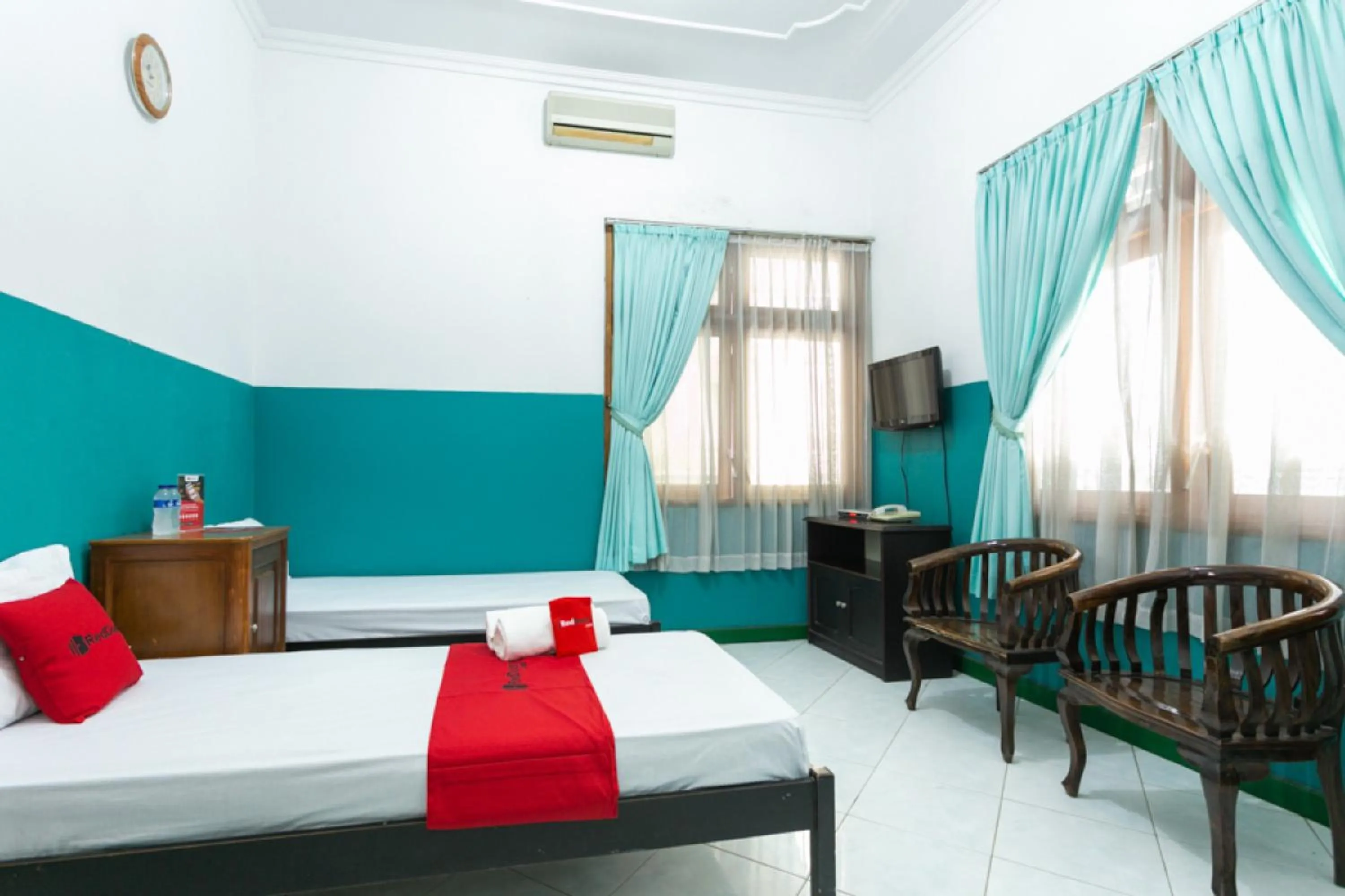 Bedroom, Bed in RedDoorz Syariah near Alun Alun Magelang Bayeman