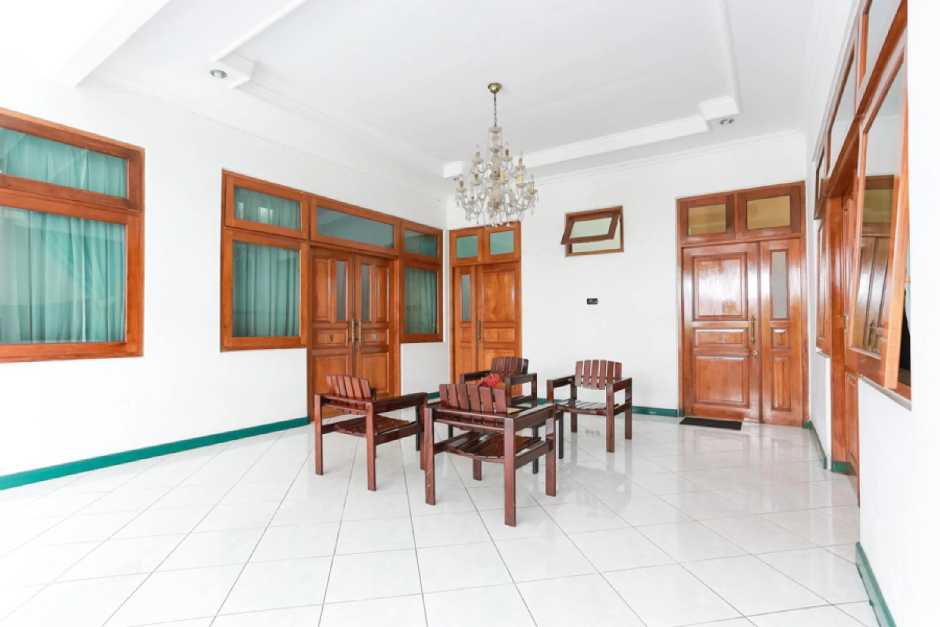 Living room in RedDoorz Syariah near Alun Alun Magelang Bayeman