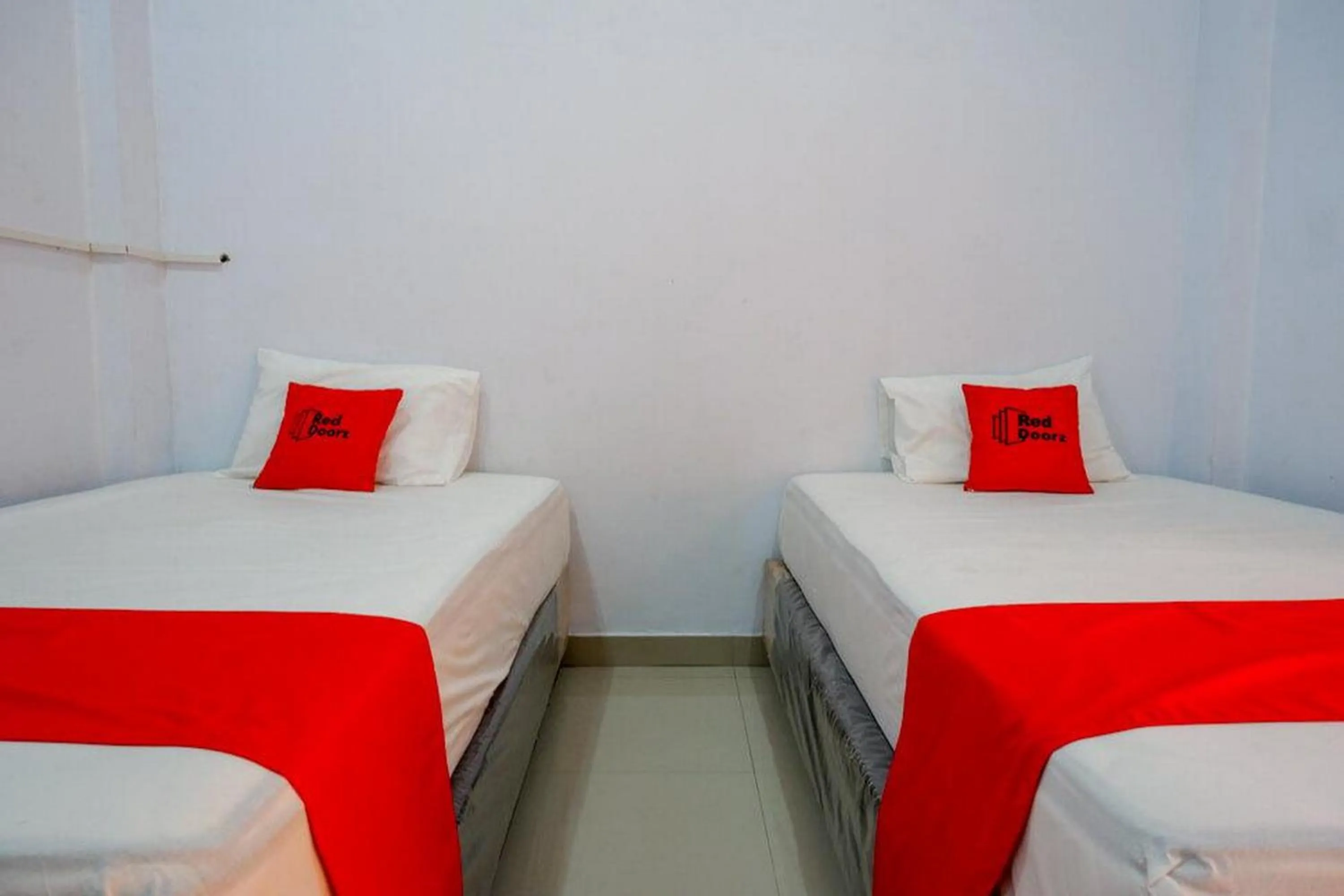Bedroom, Bed in RedDoorz Syariah near Alun Alun Magelang Bayeman