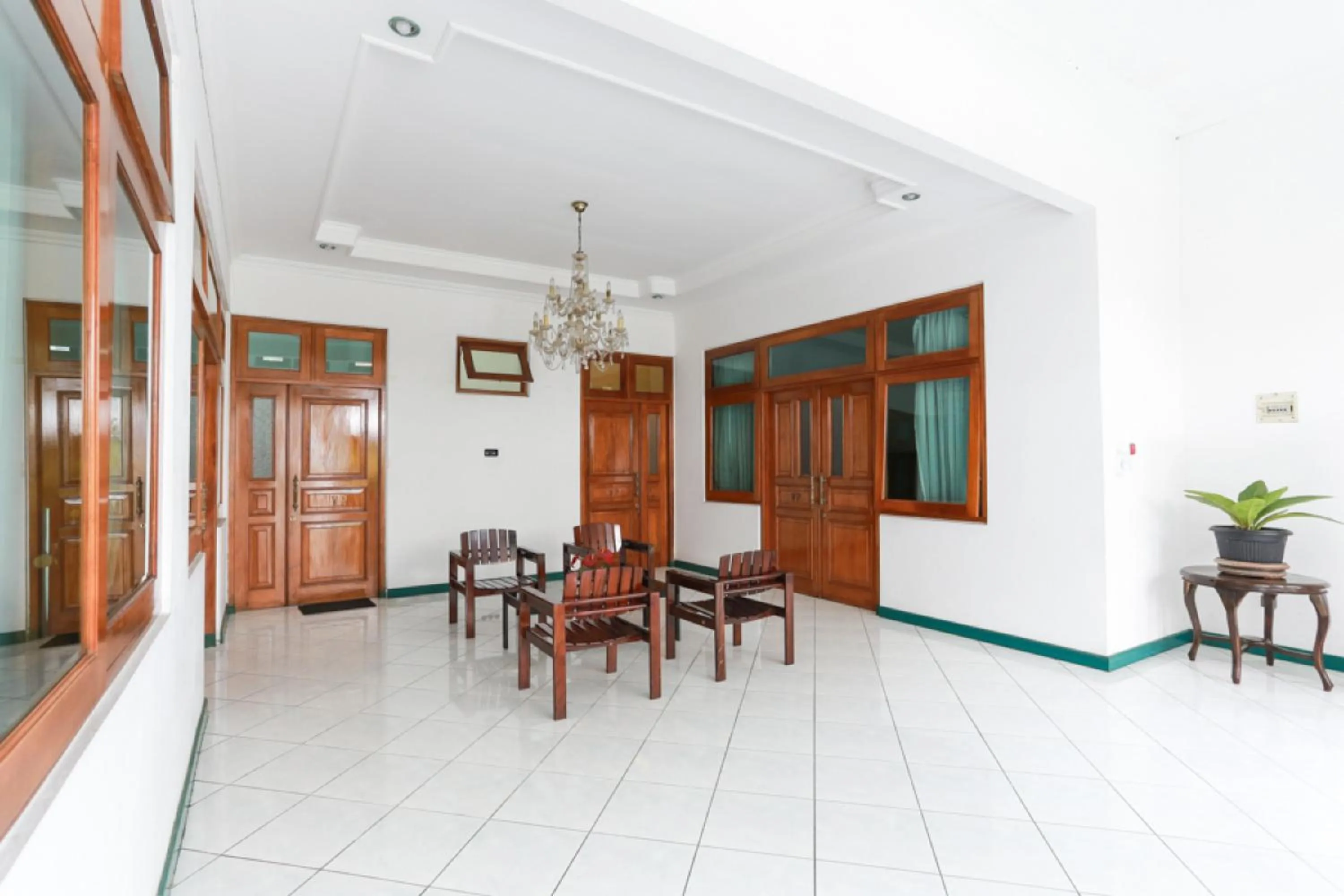 Living room in RedDoorz Syariah near Alun Alun Magelang Bayeman