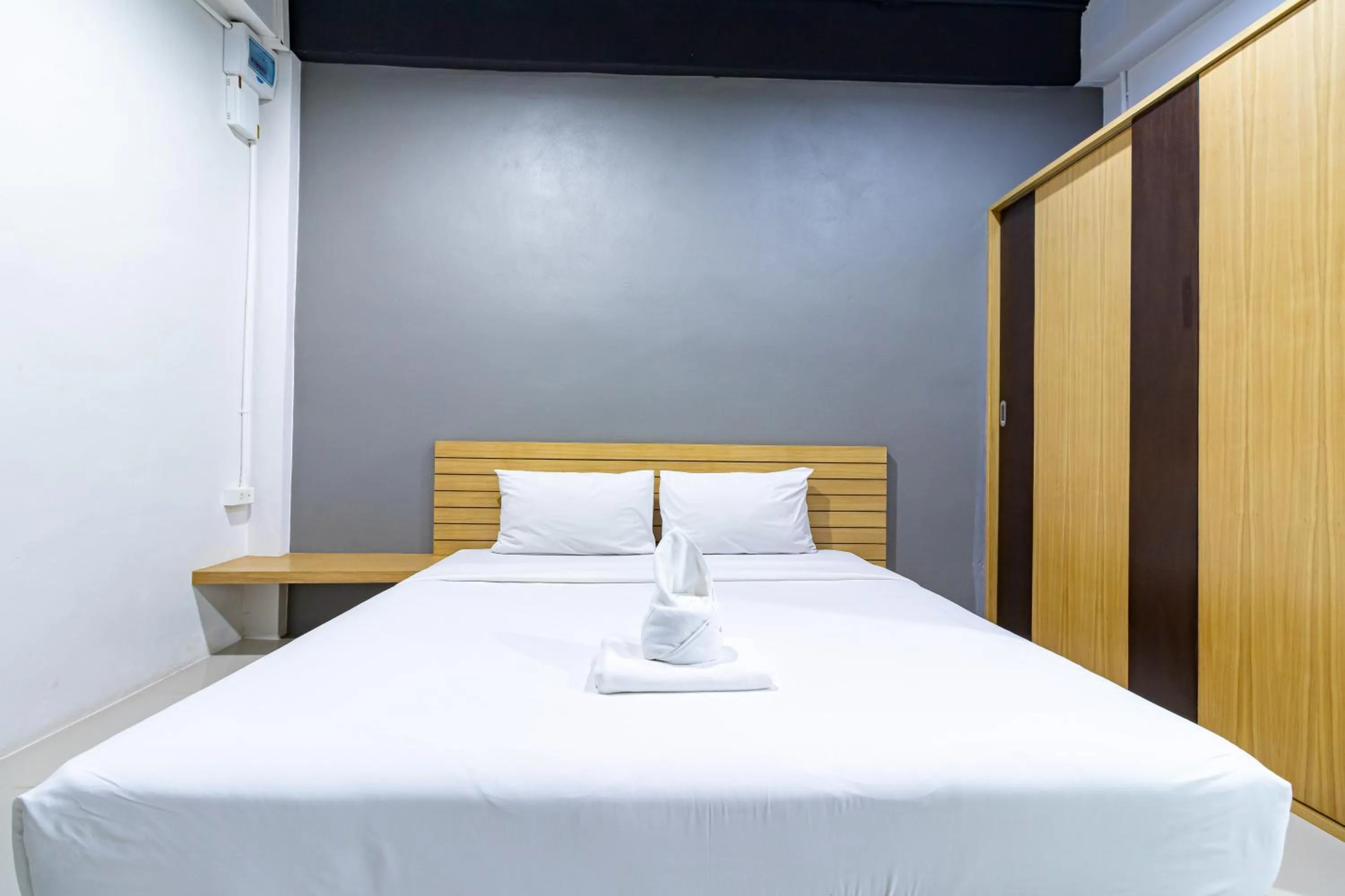 Bedroom, Bed in CS Klongtoey Grand Resort