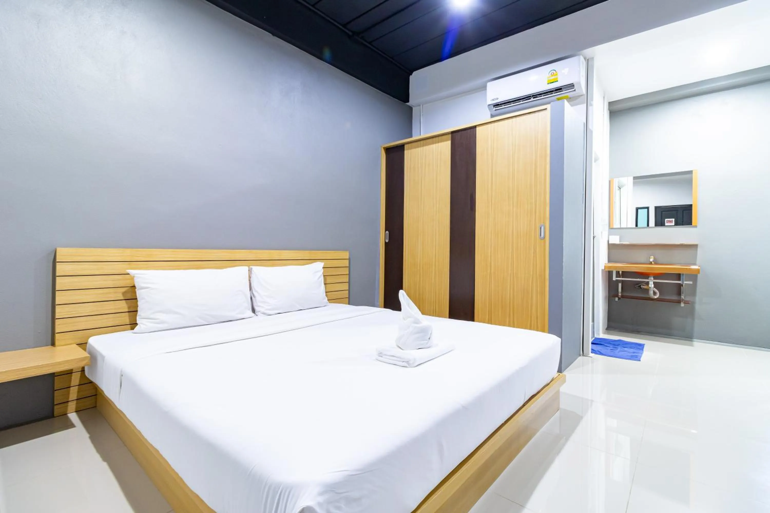 Bedroom, Bed in CS Klongtoey Grand Resort