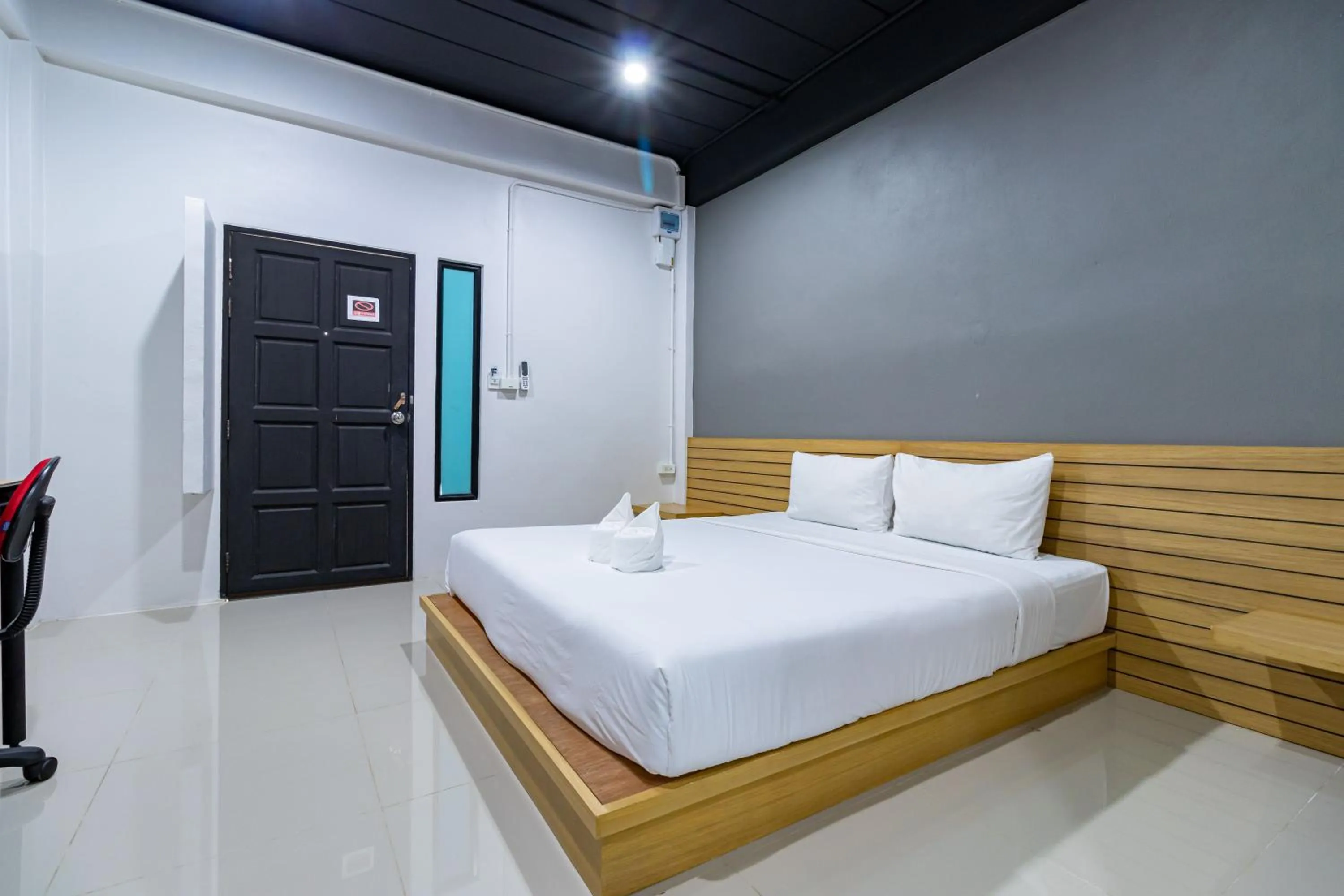 Bedroom, Bed in CS Klongtoey Grand Resort