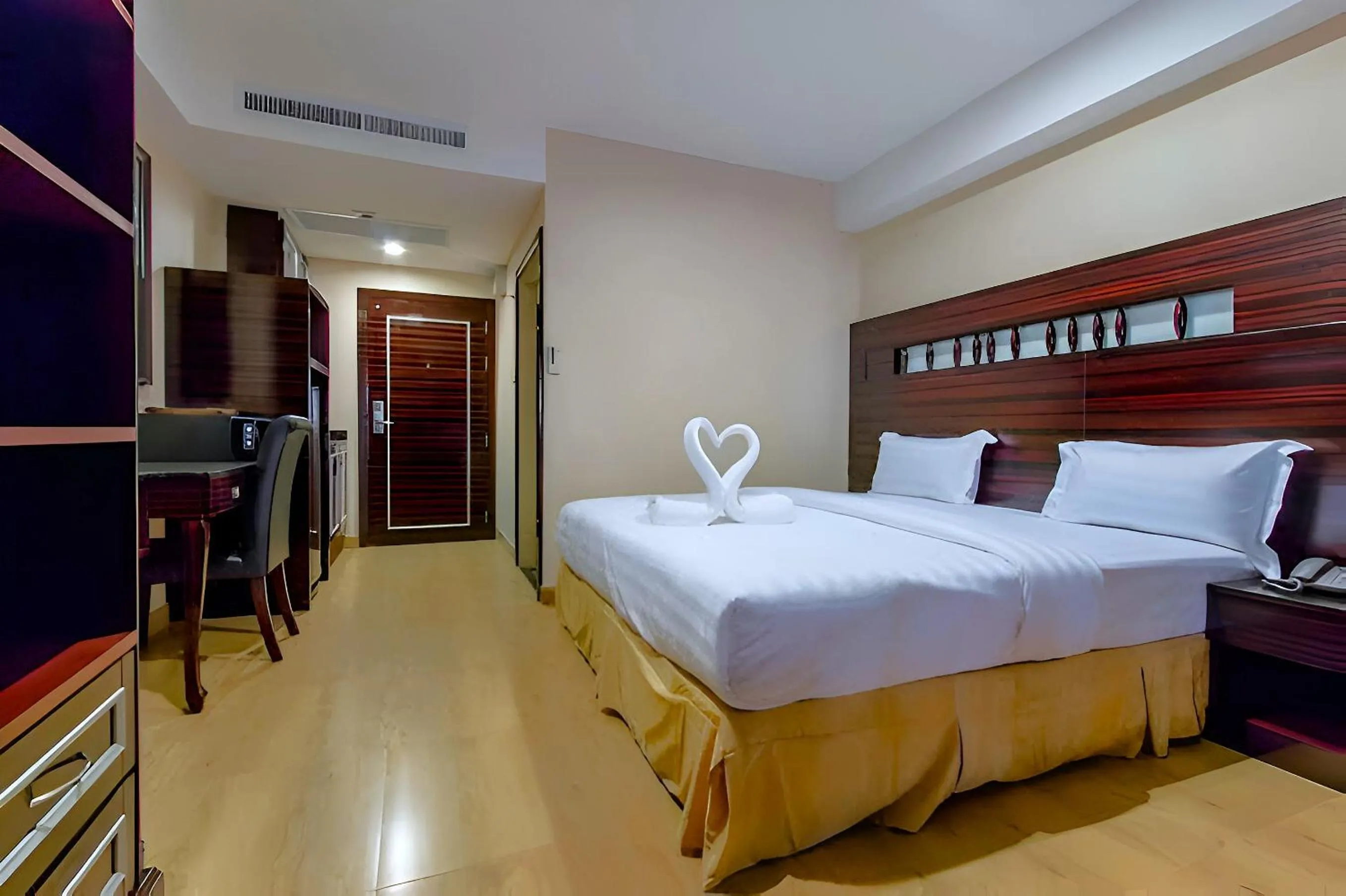 Bedroom, Bed in Land Royal Residence Pattaya