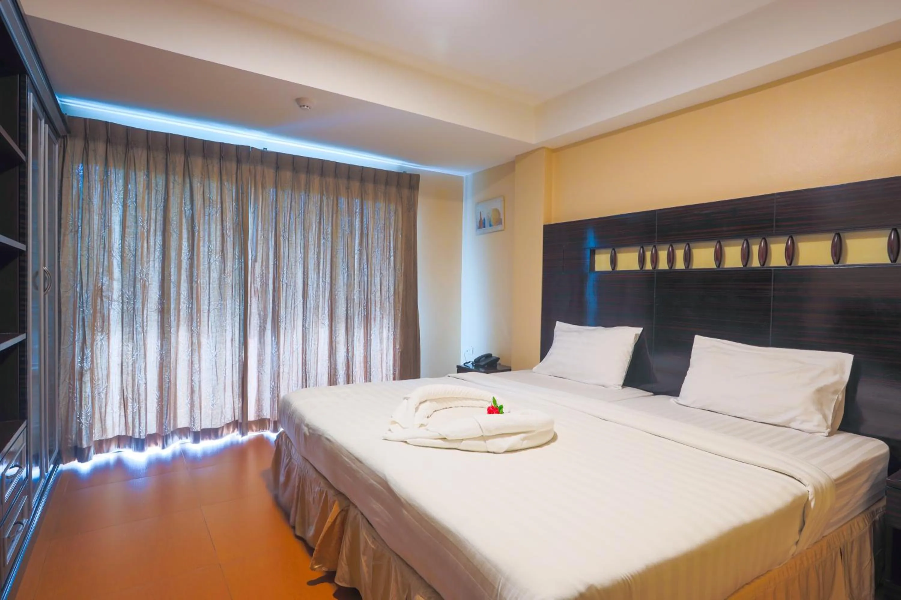Bedroom, Bed in Land Royal Residence Pattaya