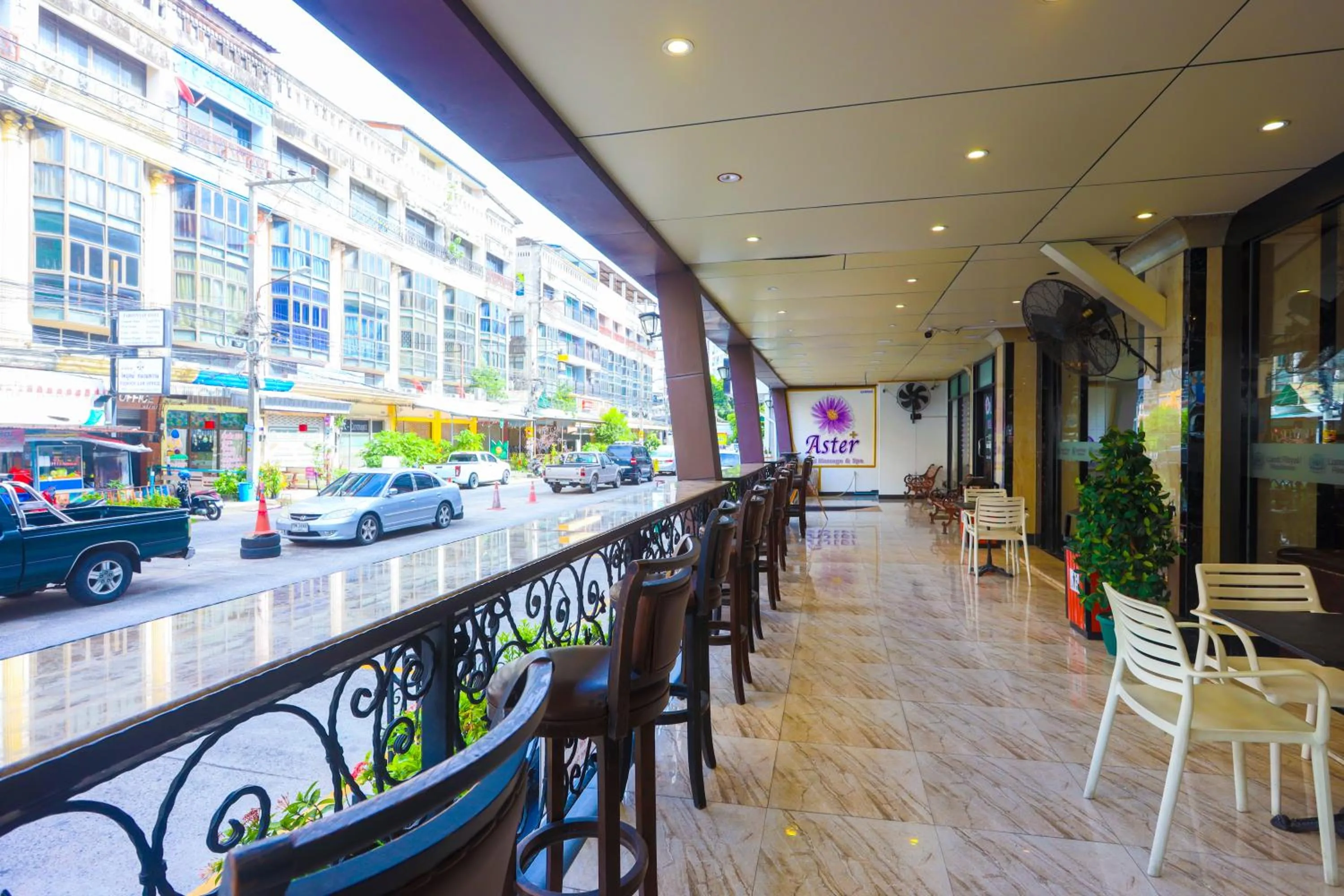 Restaurant/places to eat in Land Royal Residence Pattaya