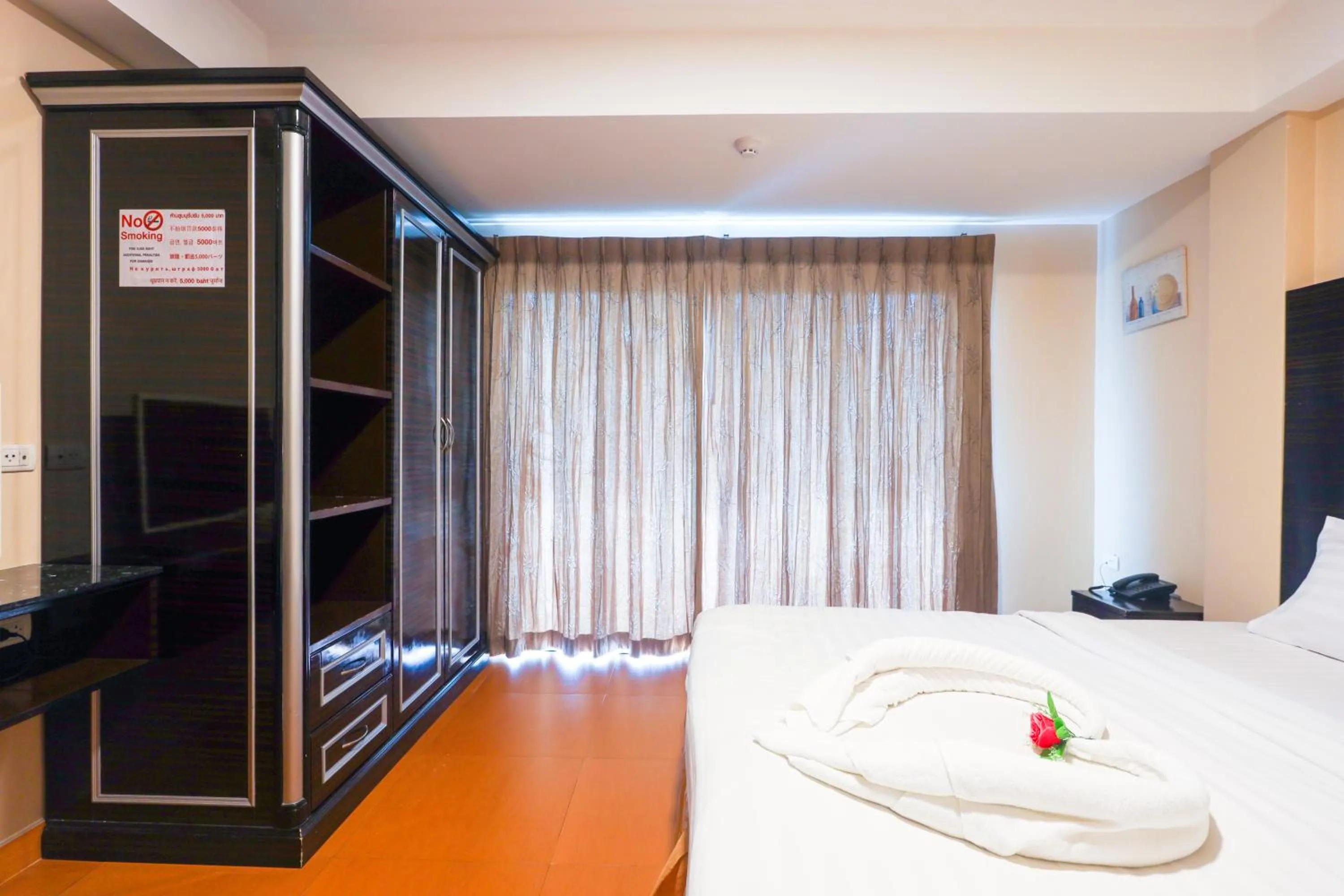 Bedroom, Bed in Land Royal Residence Pattaya