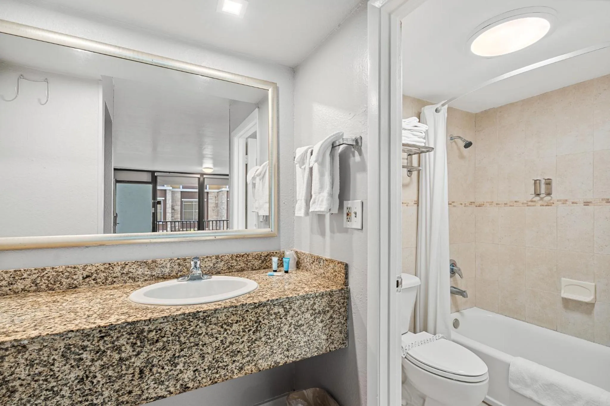 Shower in Hotolos Hollywood