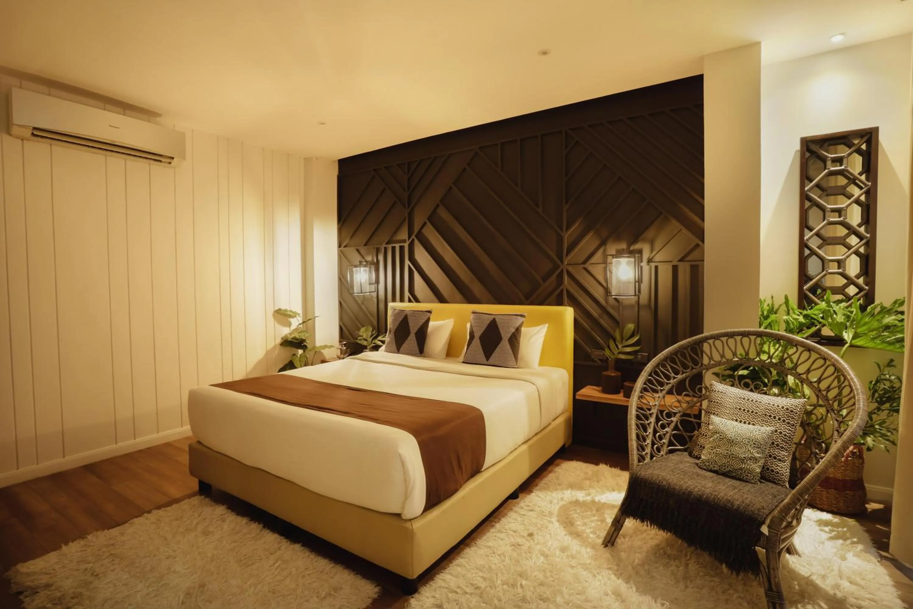 Photo of the whole room, Bed in The Bourke Hotel