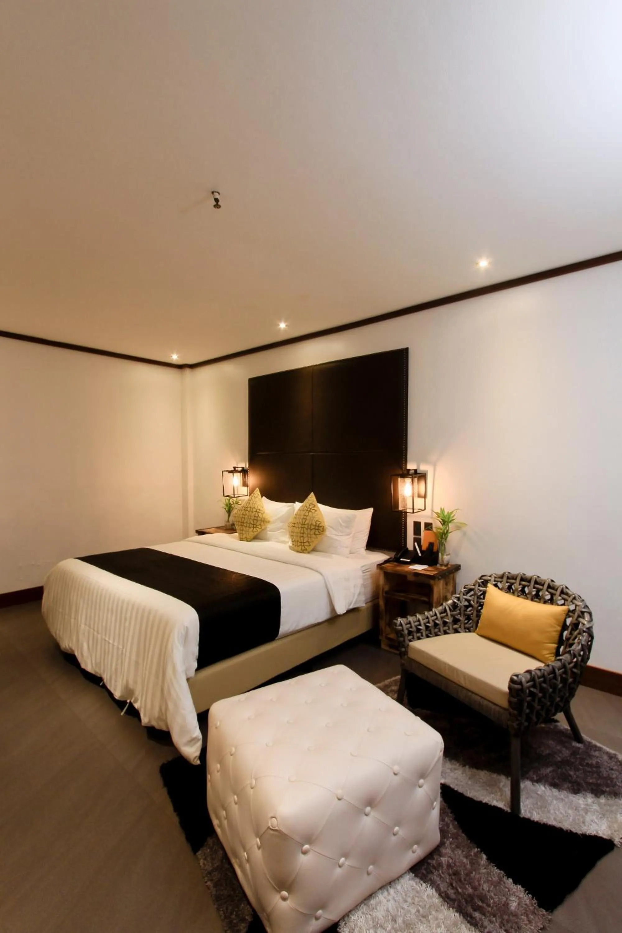 Photo of the whole room, Bed in The Bourke Hotel