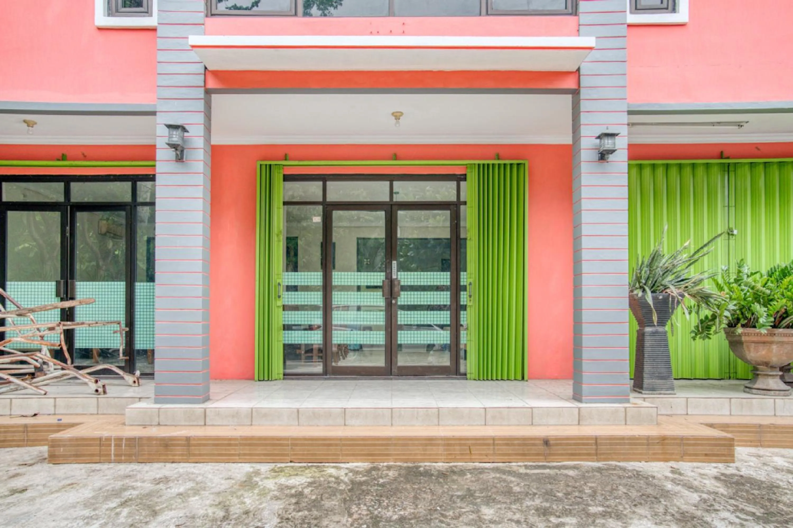 Facade/entrance in RedDoorz near Taman Mini Jakarta