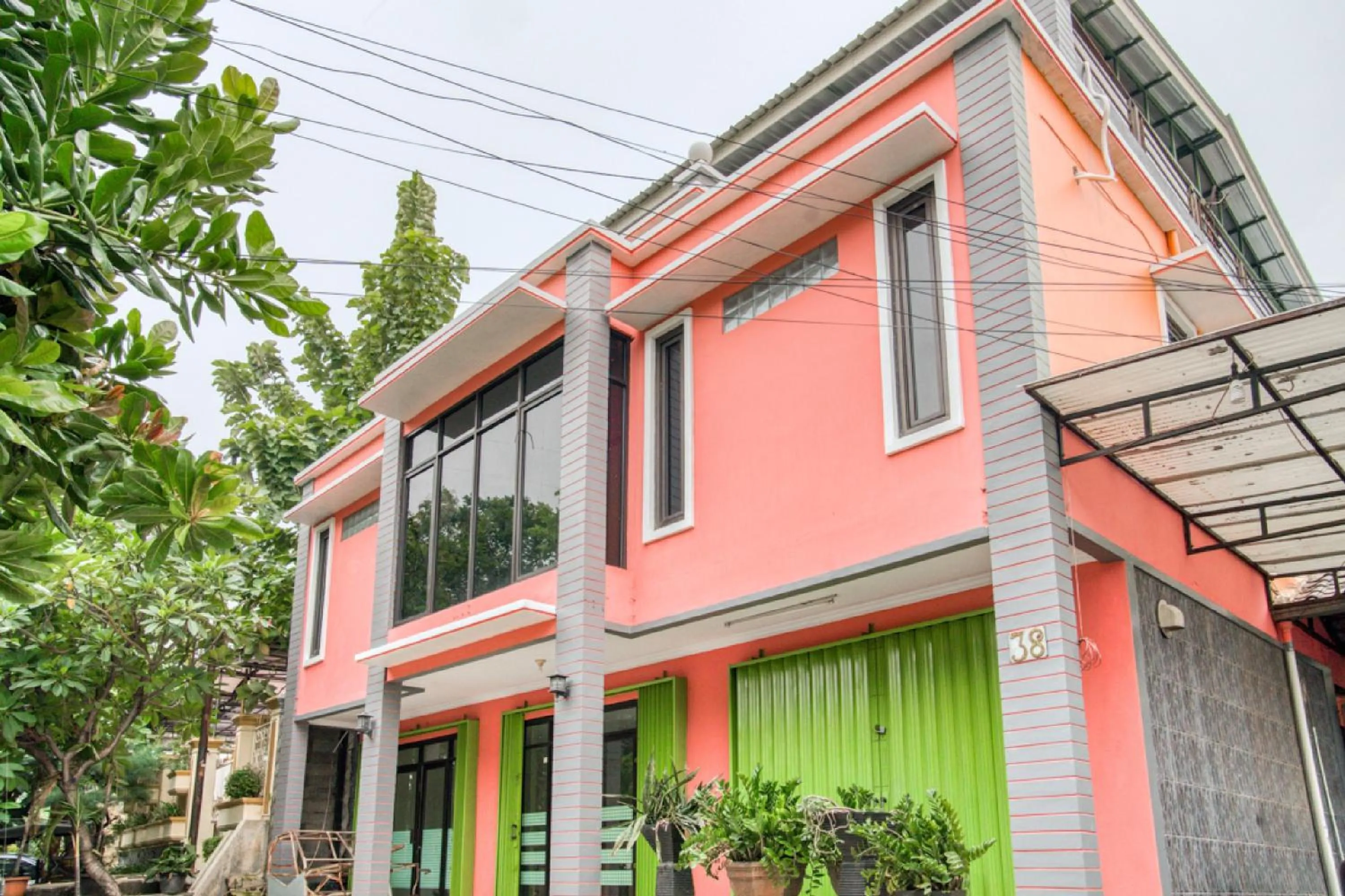 Property building in RedDoorz near Taman Mini Jakarta