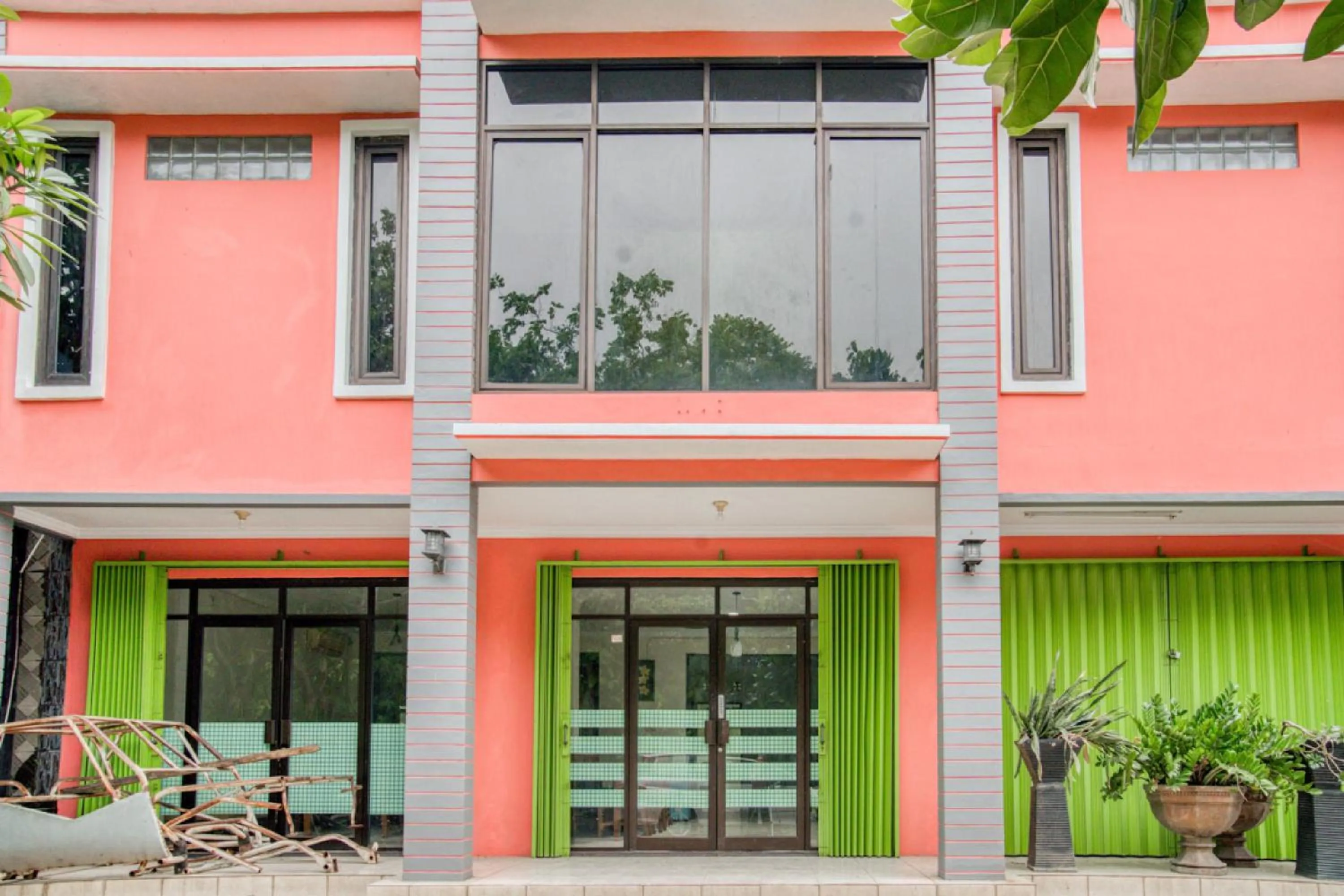 Property building in RedDoorz near Taman Mini Jakarta