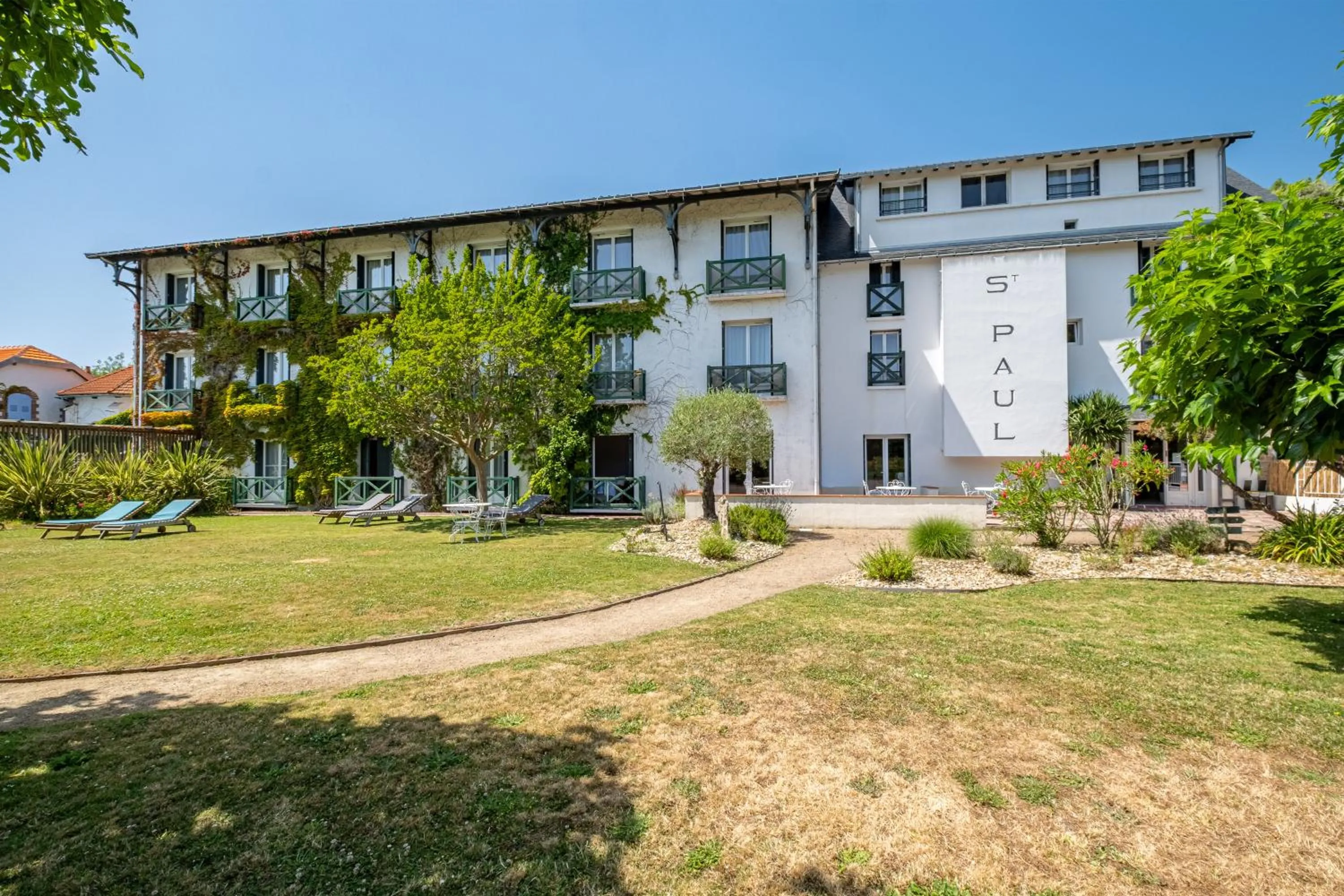 Property building in Hotel Saint Paul