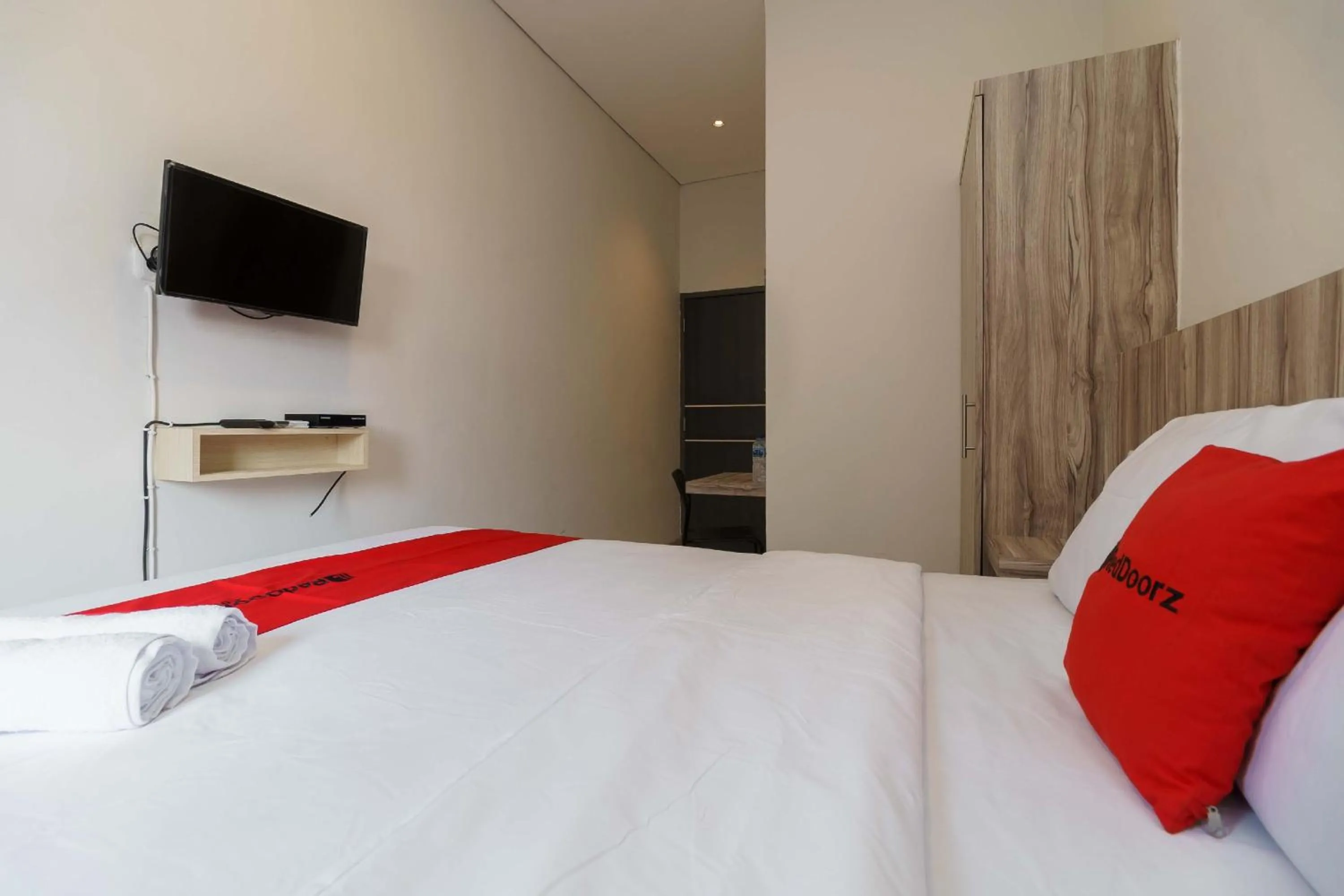 Bedroom, Bed in RedDoorz Syariah near RSUD Siti Fatimah Palembang