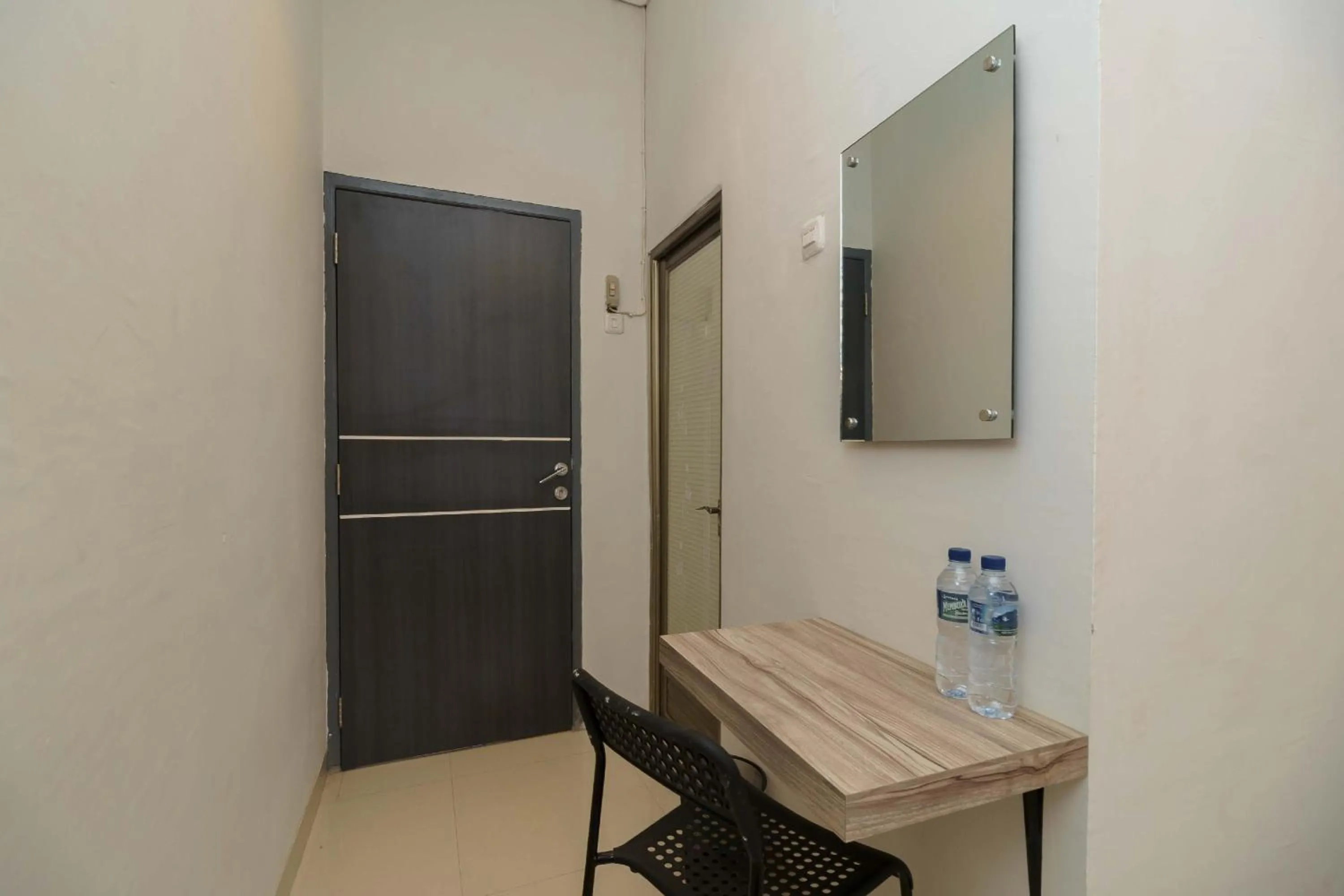 Dining area in RedDoorz Syariah near RSUD Siti Fatimah Palembang