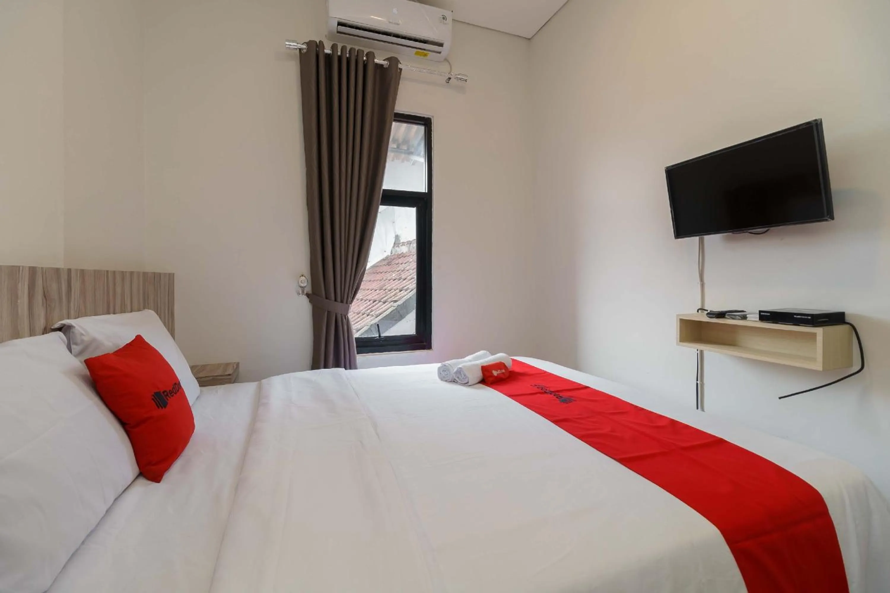 Bedroom, Bed in RedDoorz Syariah near RSUD Siti Fatimah Palembang