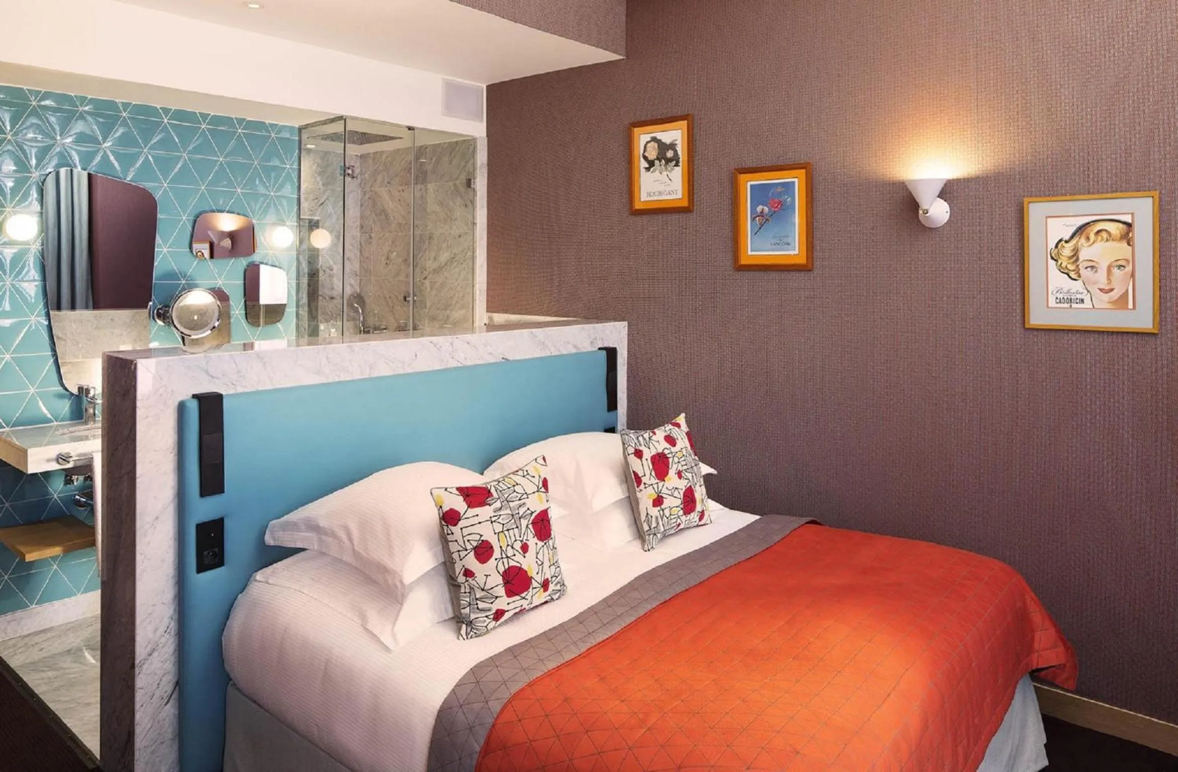 Shower, Bed in Hôtel Artus