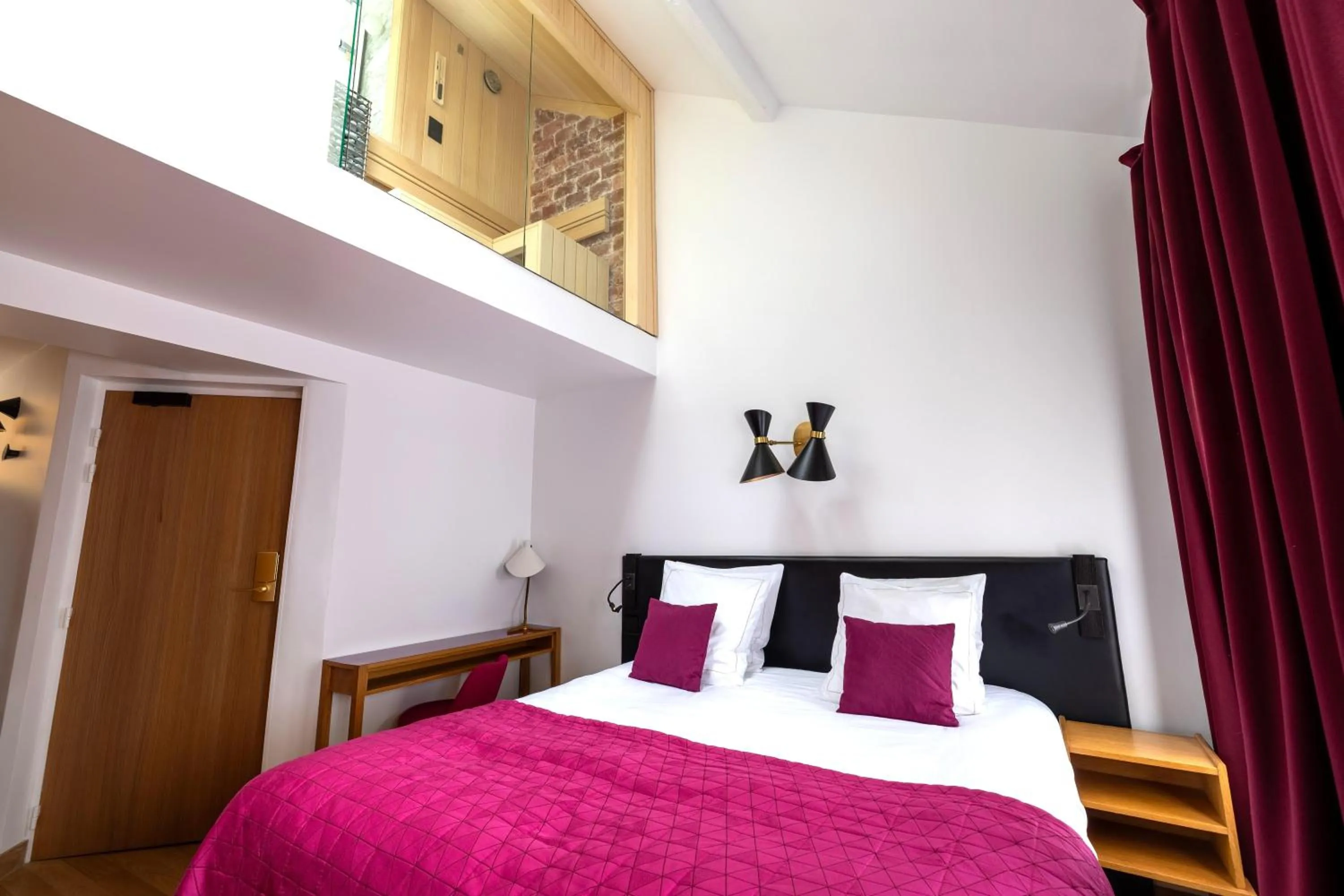 Photo of the whole room, Bed in Hôtel Artus