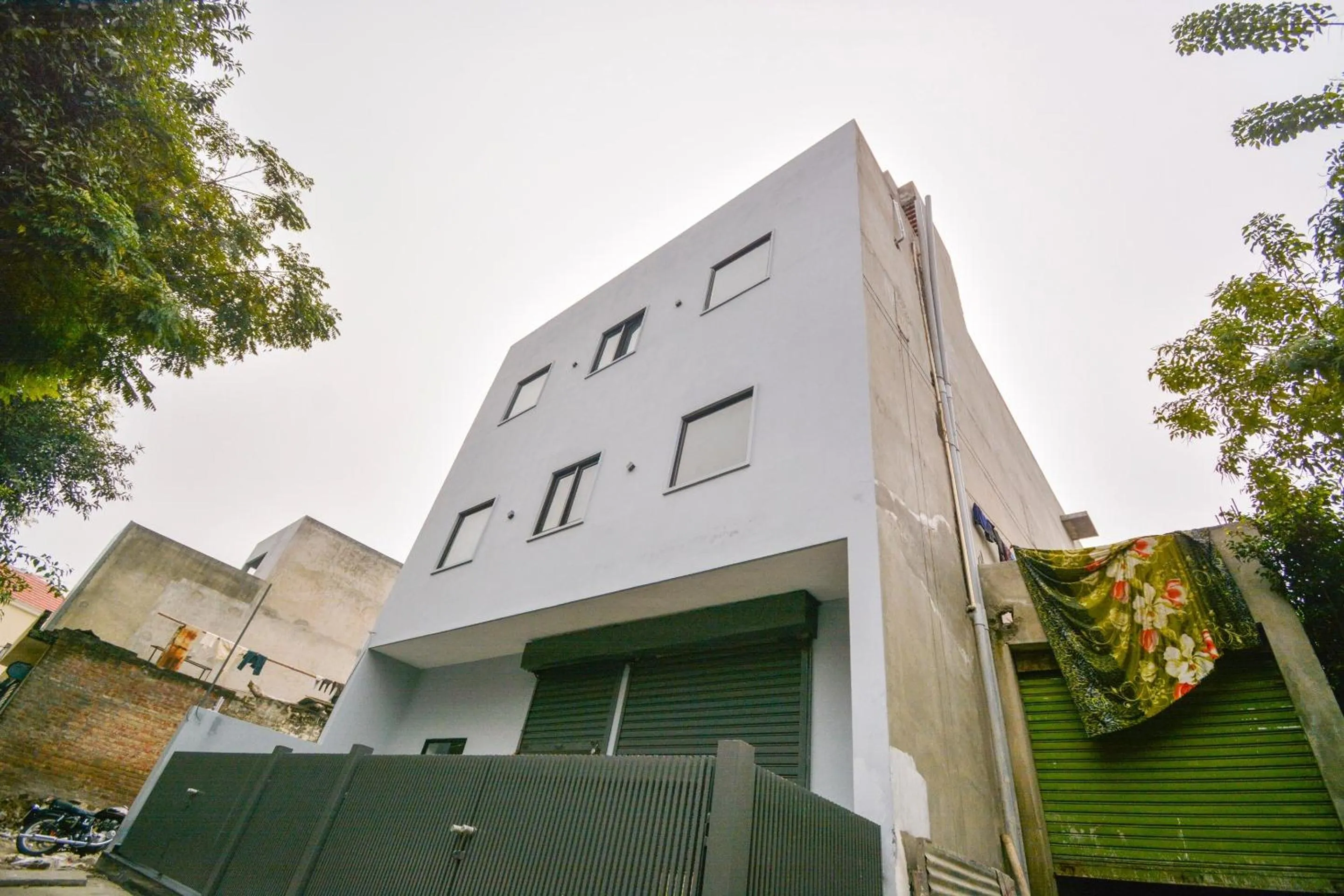Facade/entrance in Hotel O White Solitaire