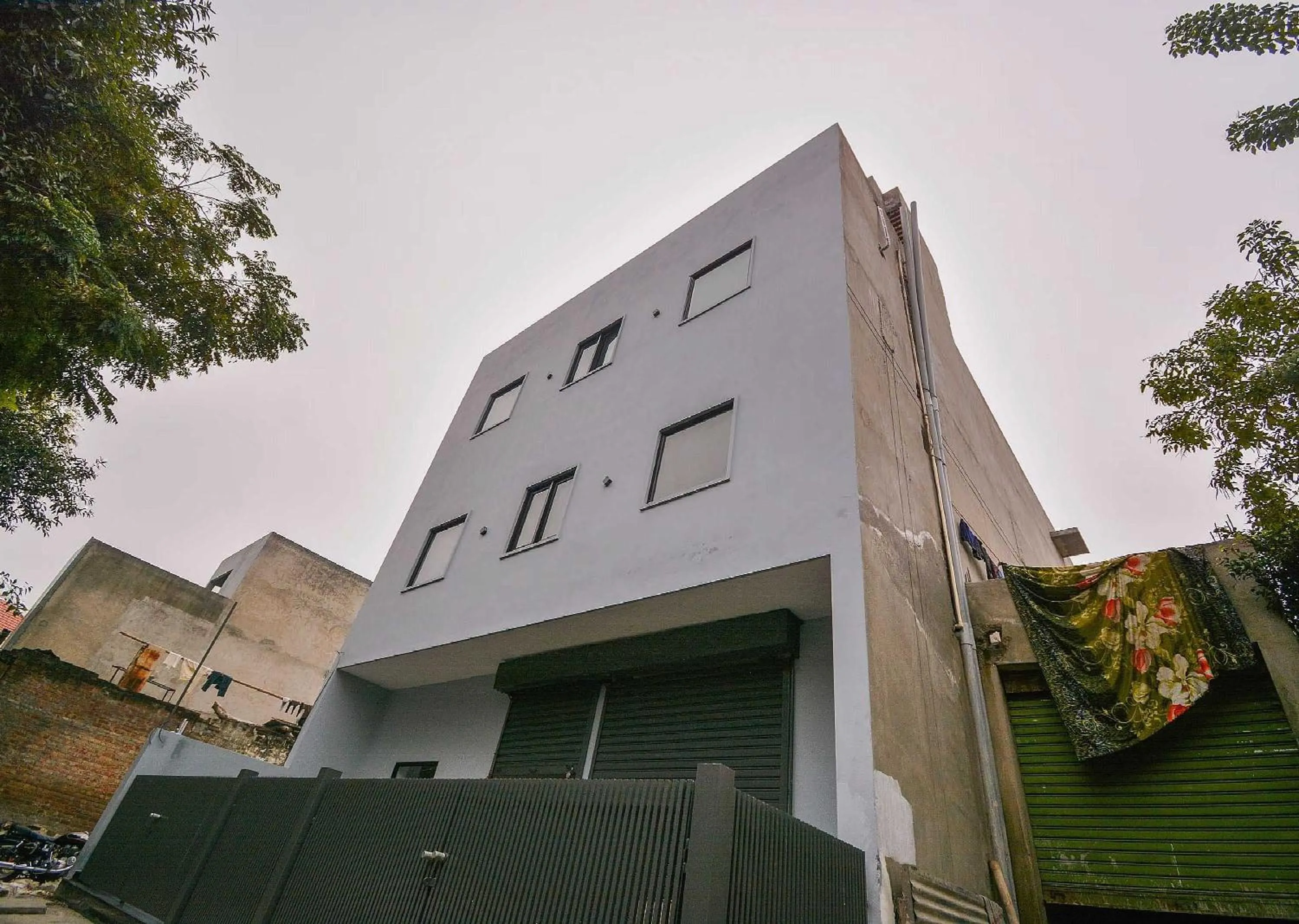 Facade/entrance in Hotel O White Solitaire