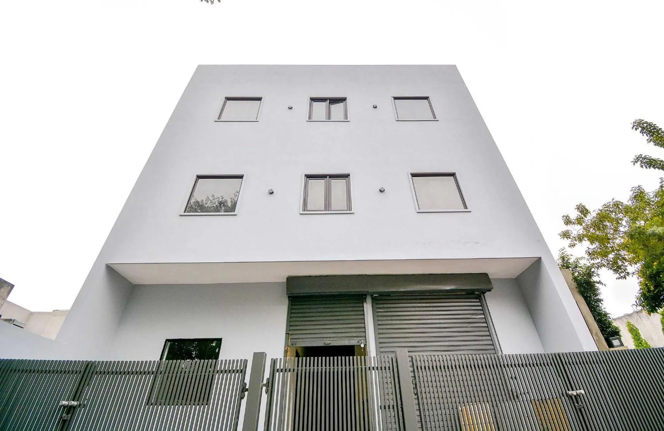 Facade/entrance in Hotel O White Solitaire