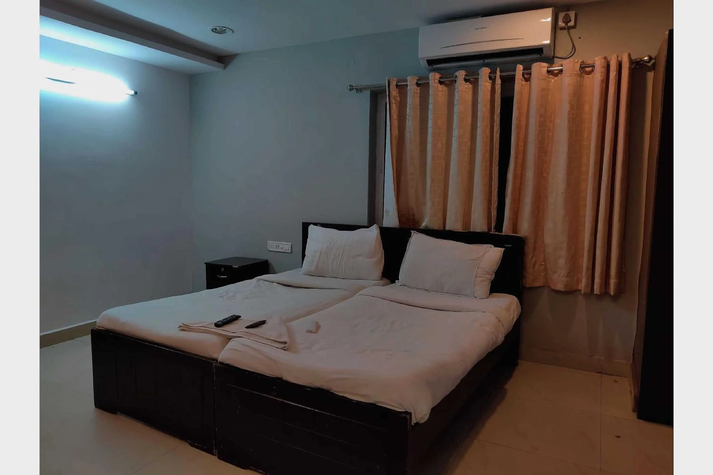 Bedroom in Hotel O White Solitaire